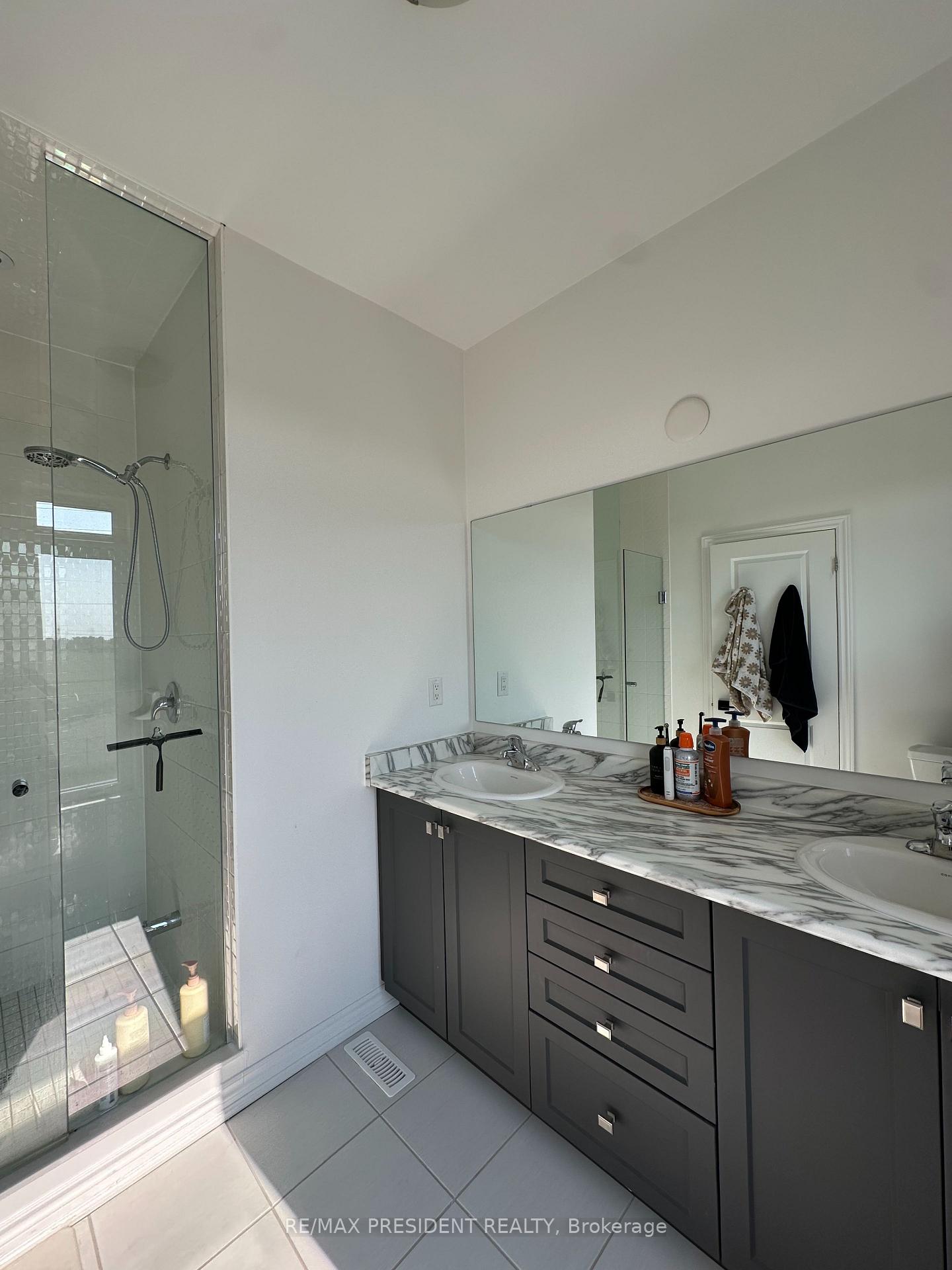 Photo 8 of 63 Holyrood Crescent, Vaughan, Kleinburg — HOMEH
