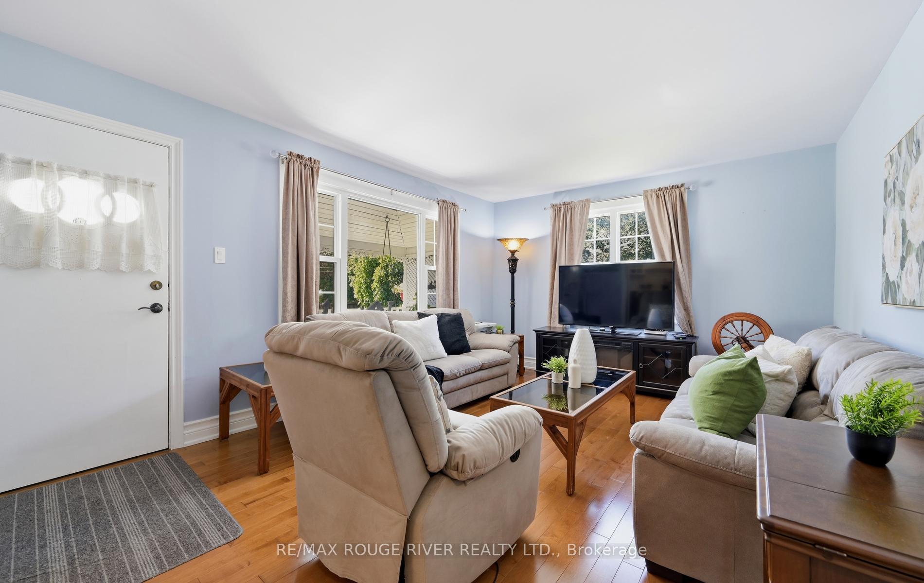 Photo 48 of 303 Burns Street E, Whitby, Downtown Whitby — HOMEH