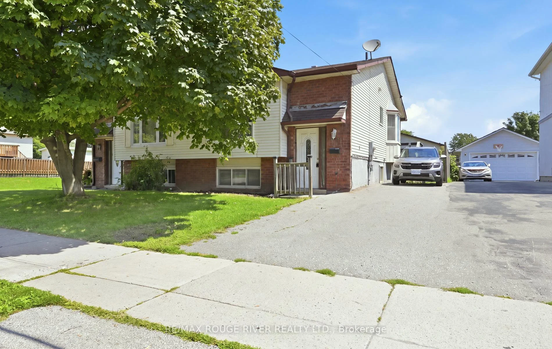 Photo 2 of 303 Burns Street E, Whitby, Downtown Whitby — HOMEH
