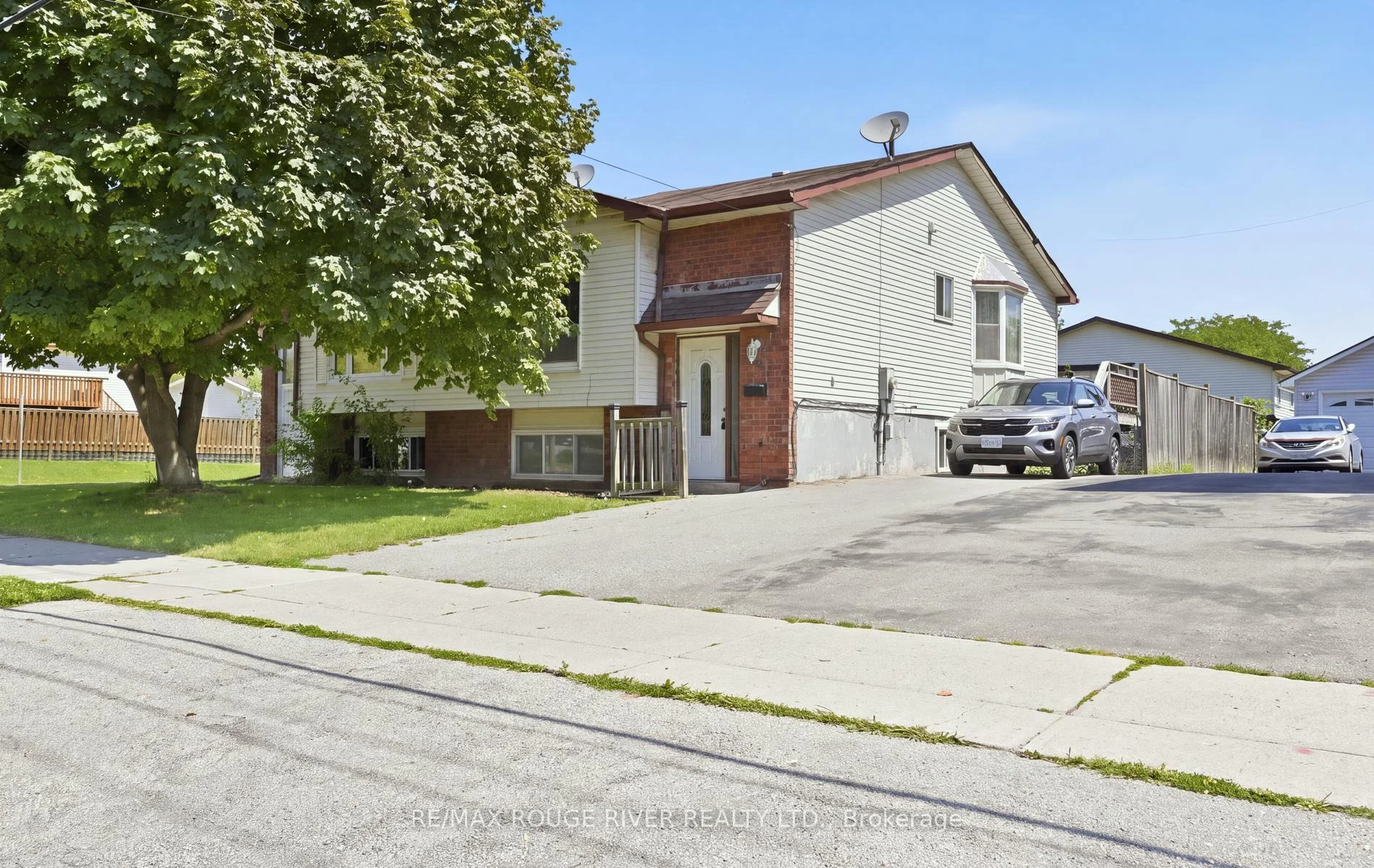 Photo 3 of 303 Burns Street E, Whitby, Downtown Whitby — HOMEH