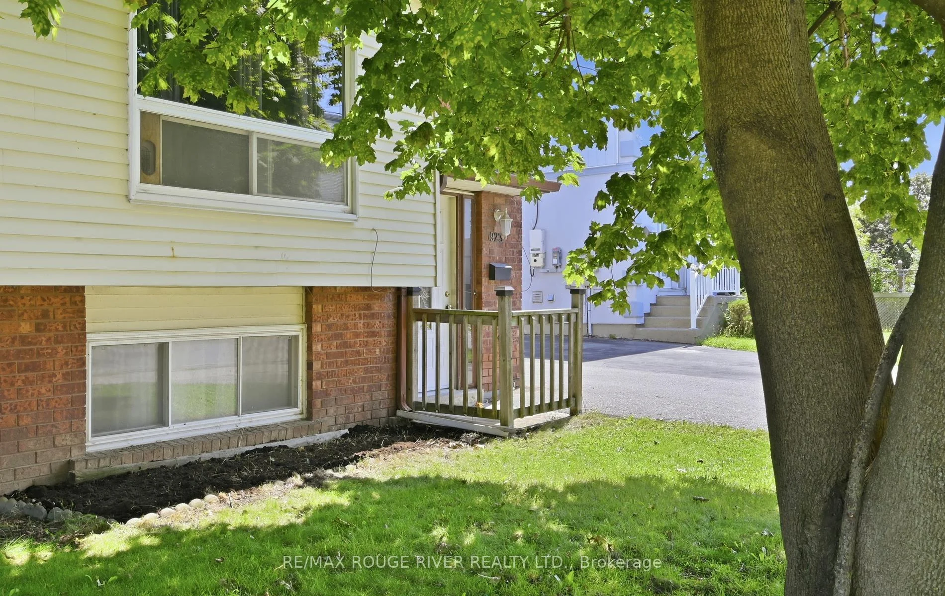 Photo 4 of 303 Burns Street E, Whitby, Downtown Whitby — HOMEH