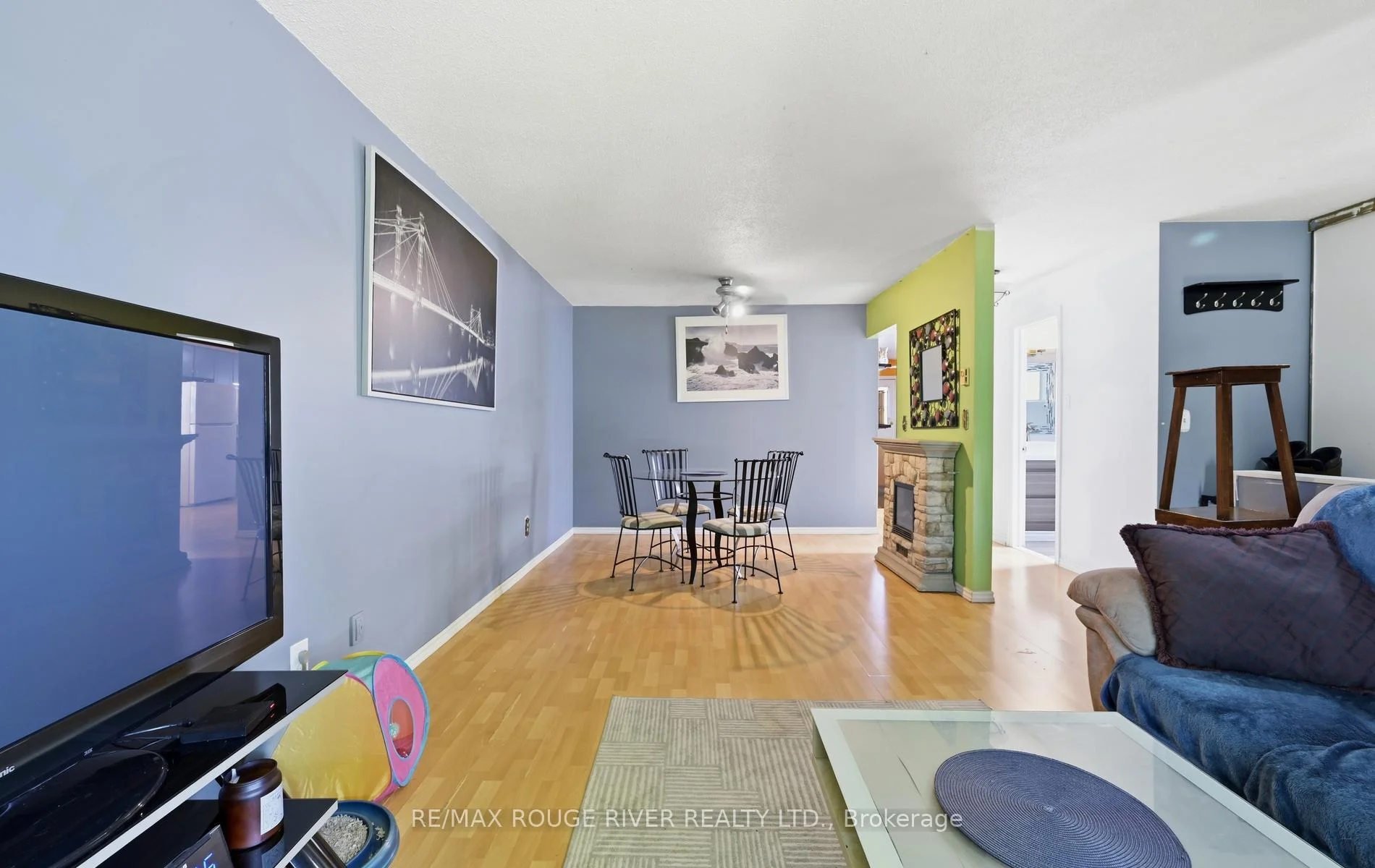 Photo 9 of 303 Burns Street E, Whitby, Downtown Whitby — HOMEH