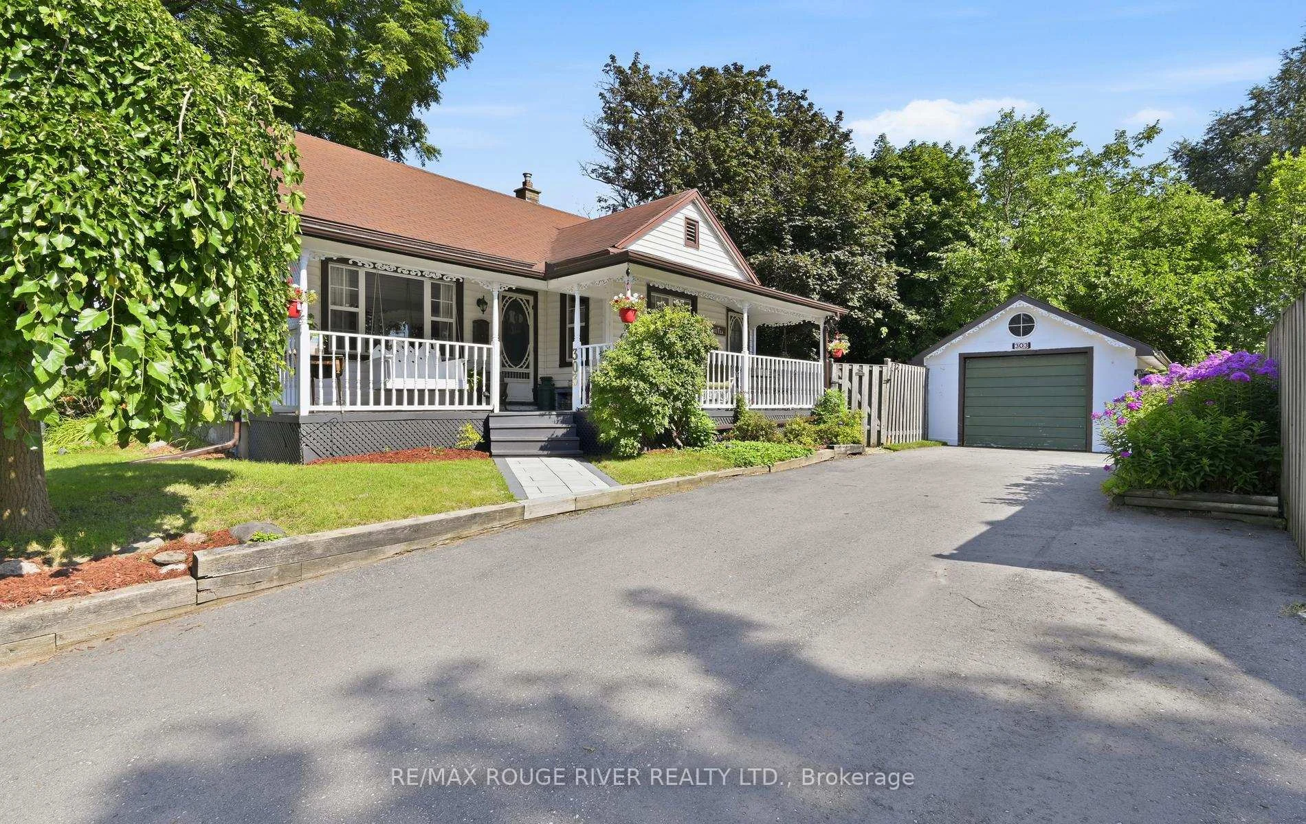 Photo 37 of 303 Burns Street E, Whitby, Downtown Whitby — HOMEH