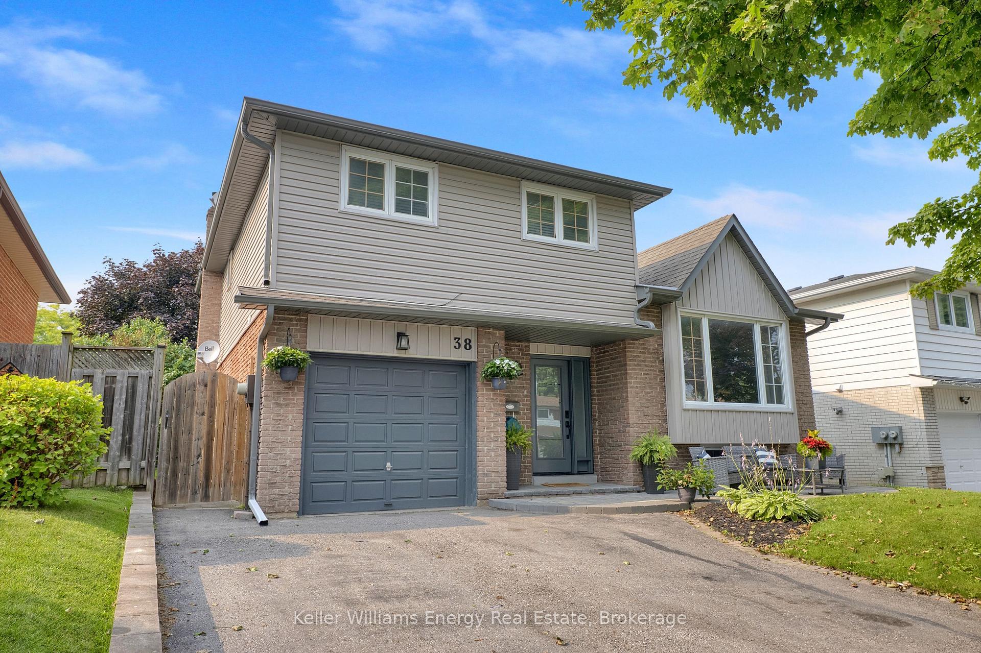 Photo 4 of 38 Spry Avenue, Clarington, Bowmanville — HOMEH