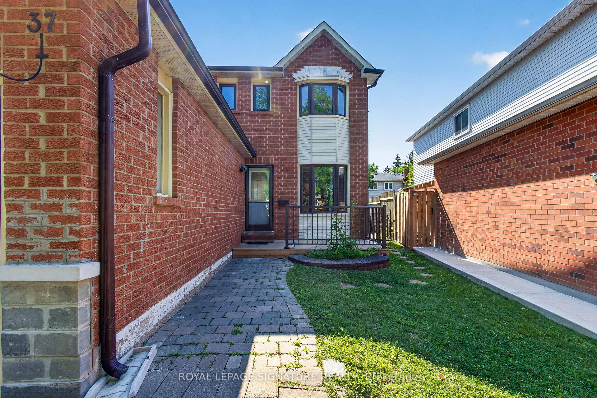 Photo 3 of 37 Oleander Crescent, Brampton, Heart Lake East — HOMEH