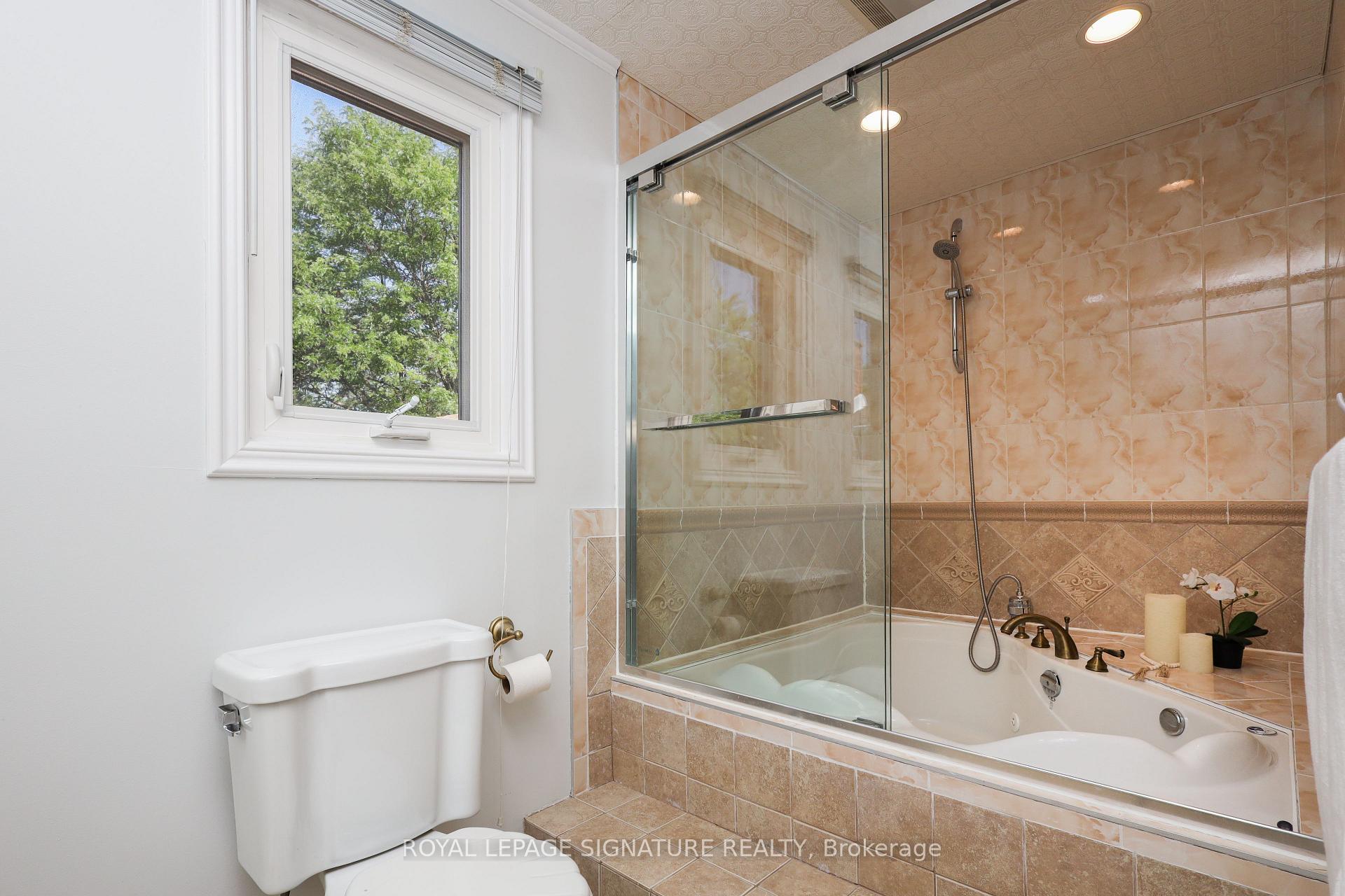 Photo 23 of 37 Oleander Crescent, Brampton, Heart Lake East — HOMEH