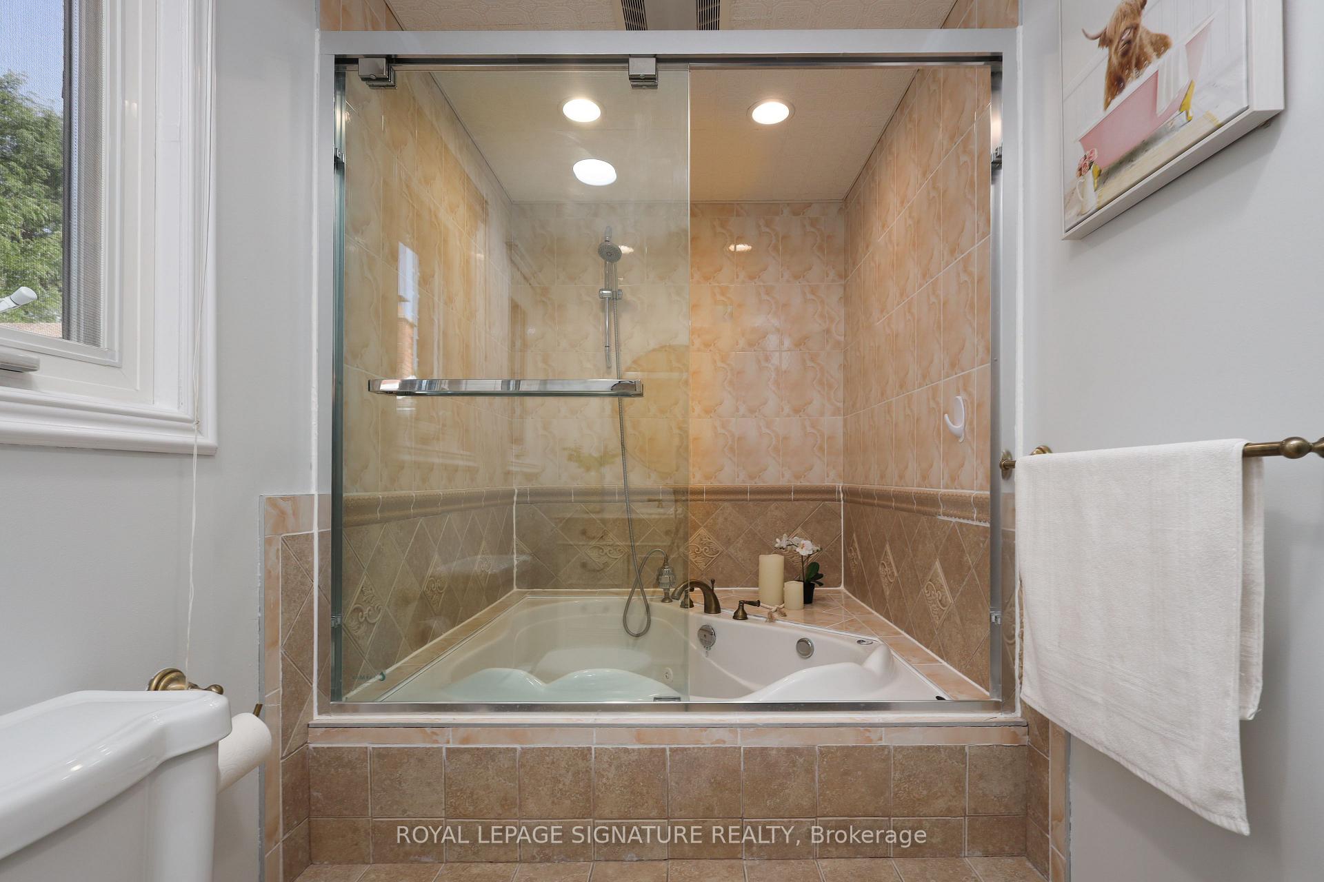 Photo 24 of 37 Oleander Crescent, Brampton, Heart Lake East — HOMEH