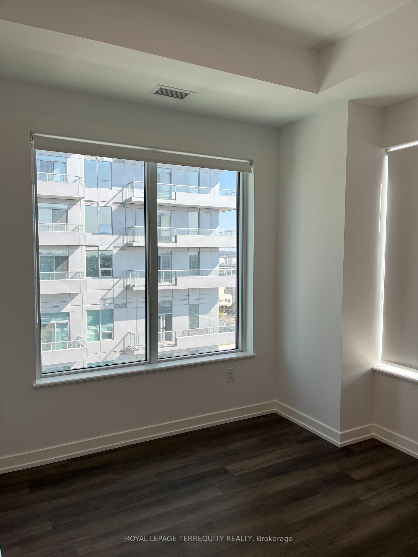 Photo 3 of Unit 809, 21 Meadowdale Road, Vaughan, Concord — HOMEH