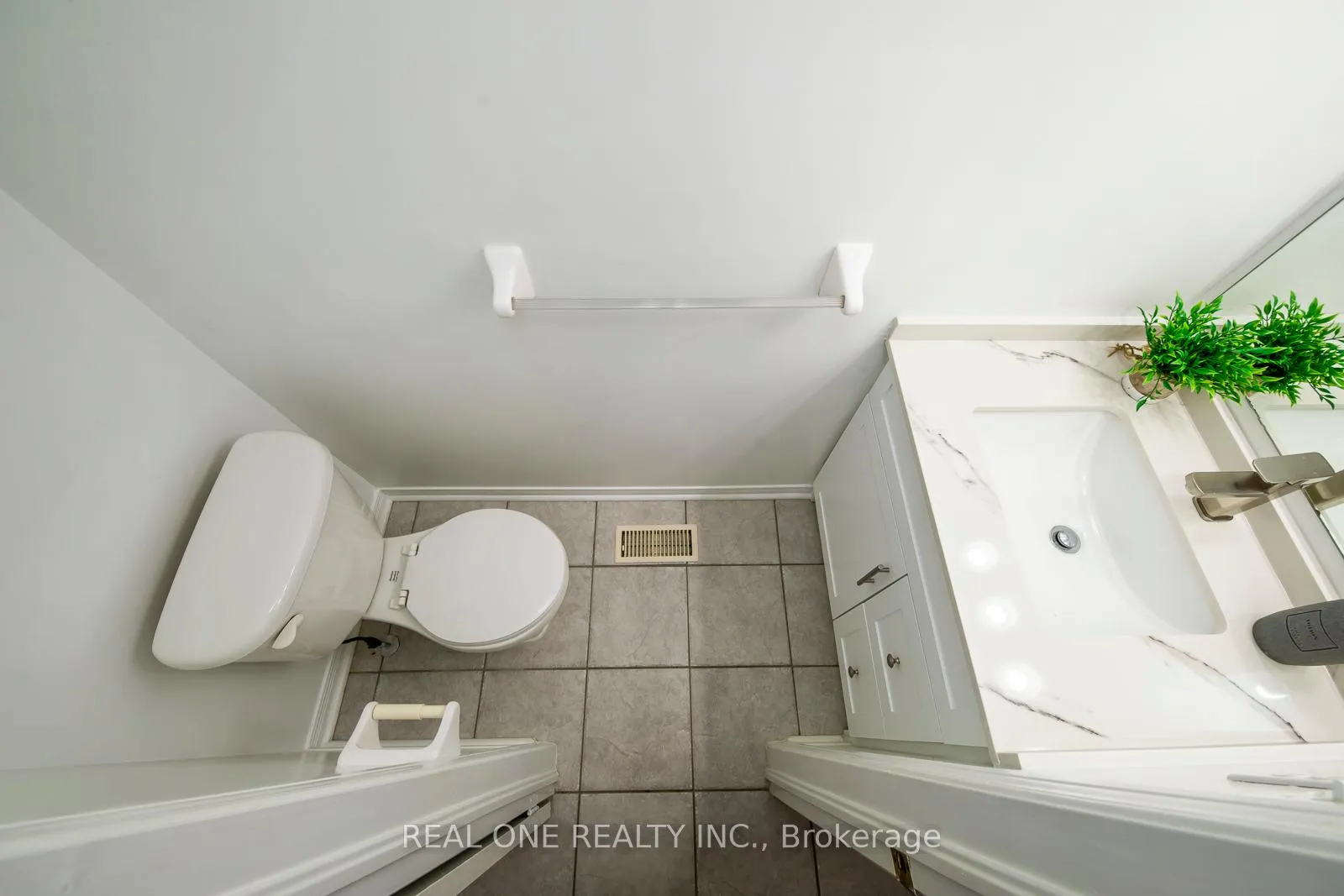 Photo 18 of 36 Tideland Drive, Brampton, Fletcher's Meadow — HOMEH