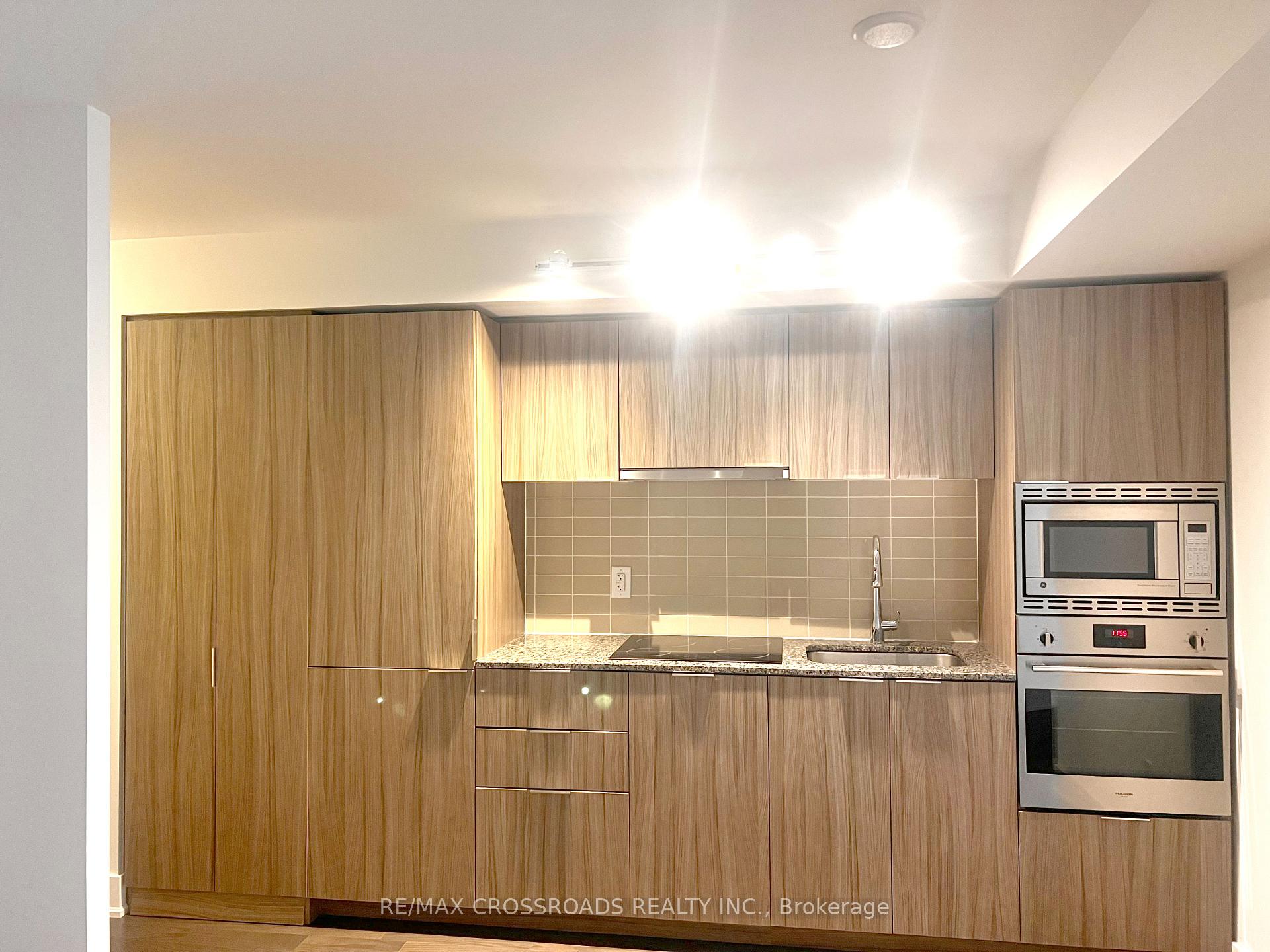 Photo 6 of Unit 914, 955 Bay Street, Toronto, Bay Street Corridor — HOMEH