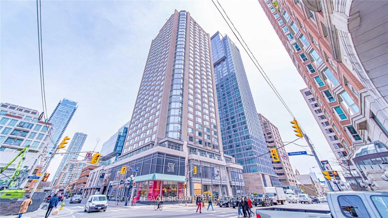 Front of Unit 1113, 155 Yorkville Avenue