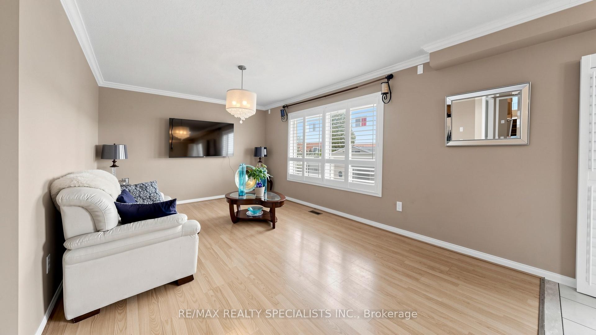 Photo 7 of 193 Queen Mary Drive, Brampton, Fletcher's Meadow — HOMEH