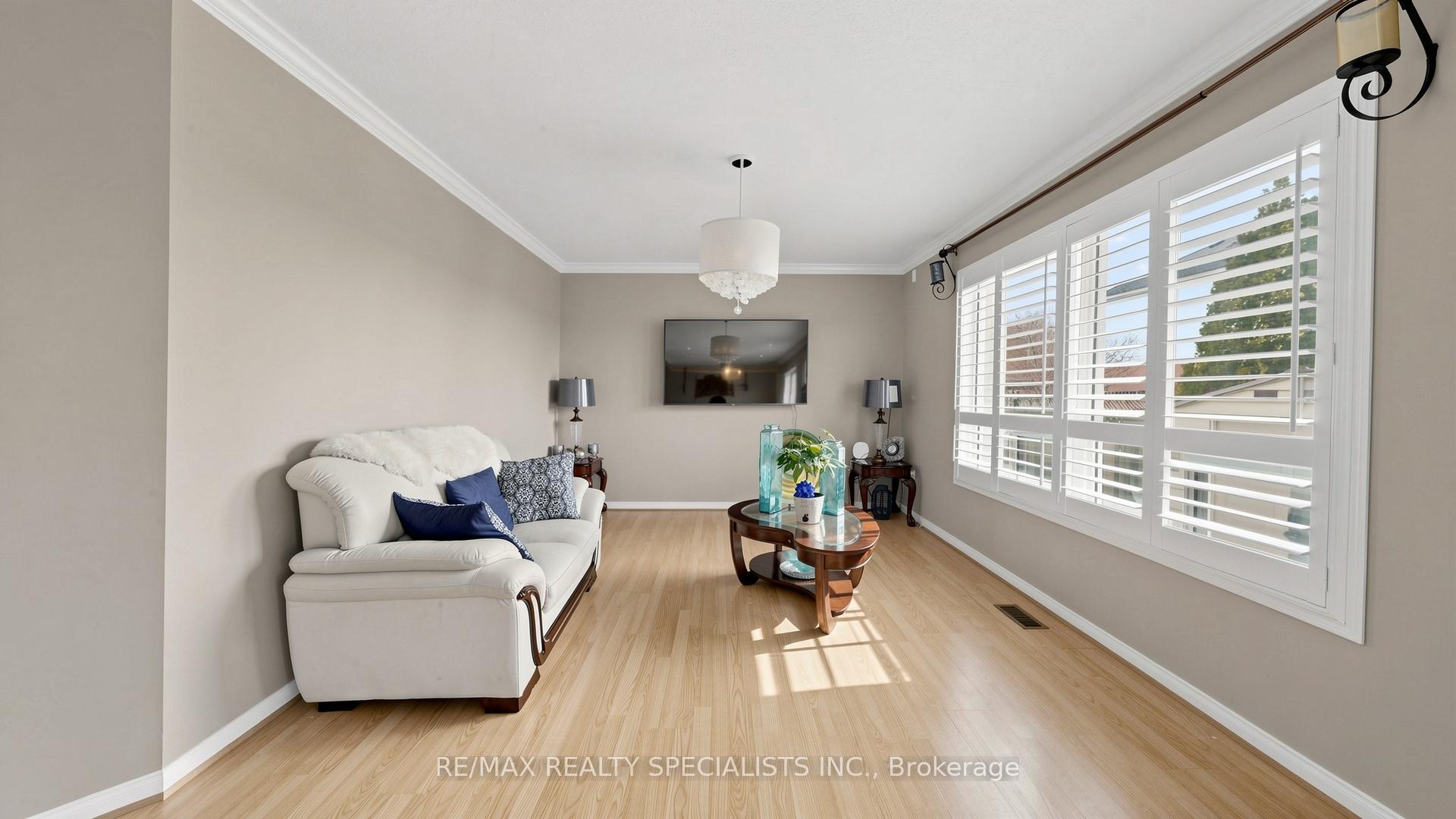 Photo 8 of 193 Queen Mary Drive, Brampton, Fletcher's Meadow — HOMEH