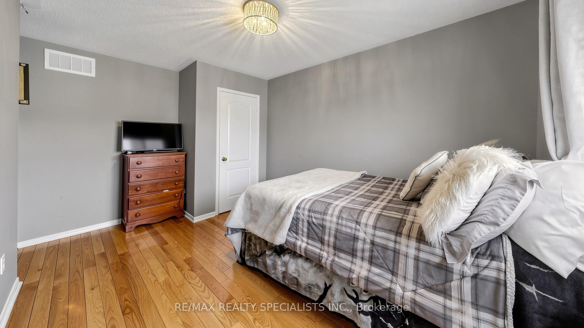 Photo 32 of 193 Queen Mary Drive, Brampton, Fletcher's Meadow — HOMEH
