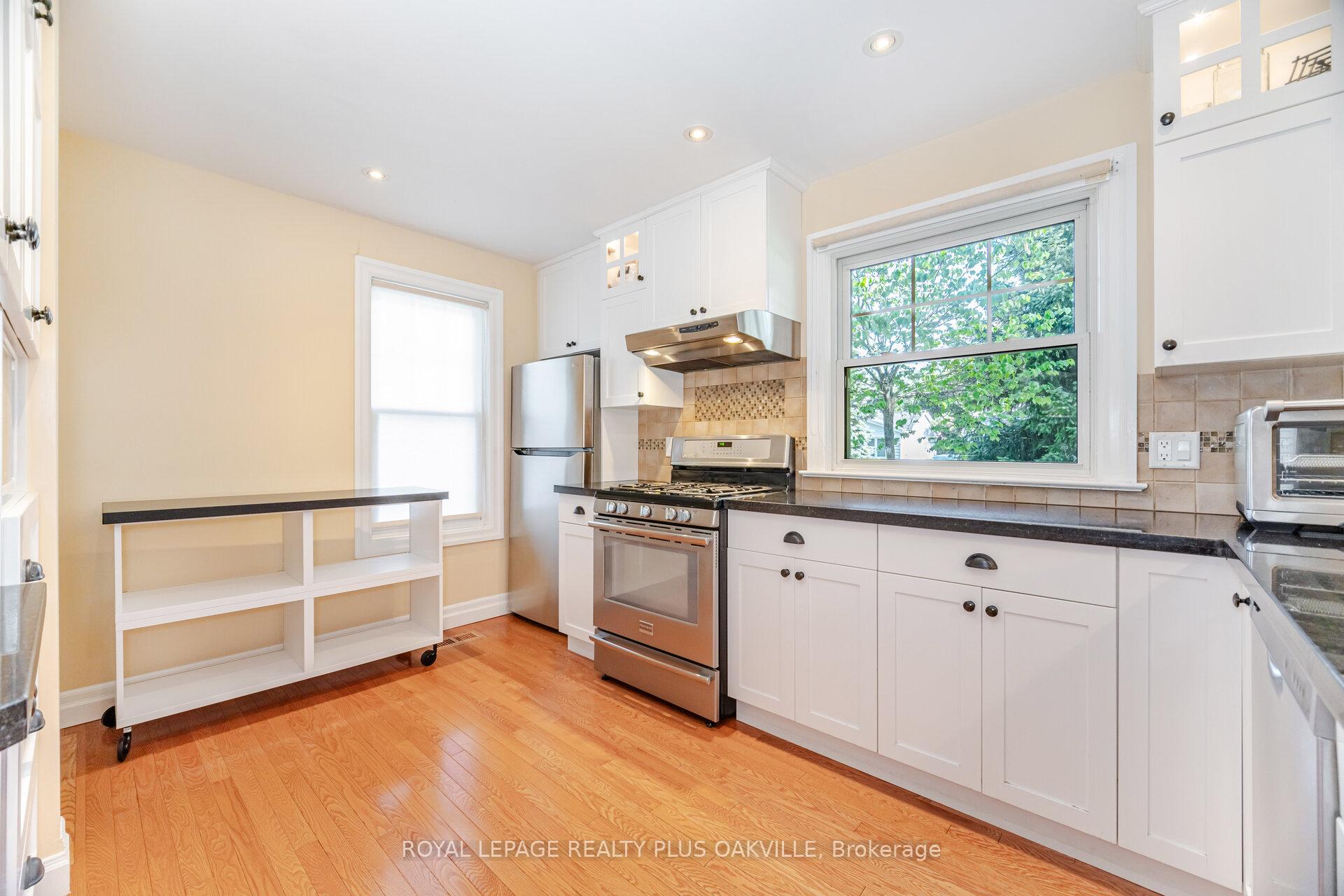 Photo 12 of 43 Ravina Crescent, Hamilton, Ancaster — HOMEH