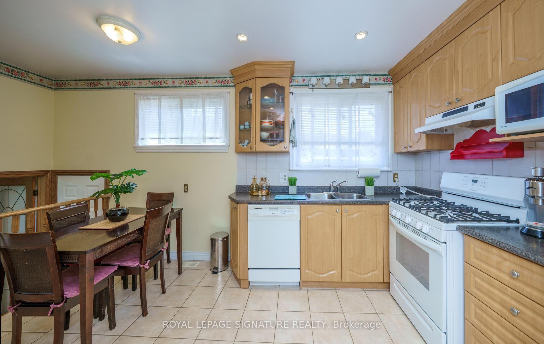 Photo 10 of 34 Rainier Square, Scarborough, L'Amoreaux — HOMEH
