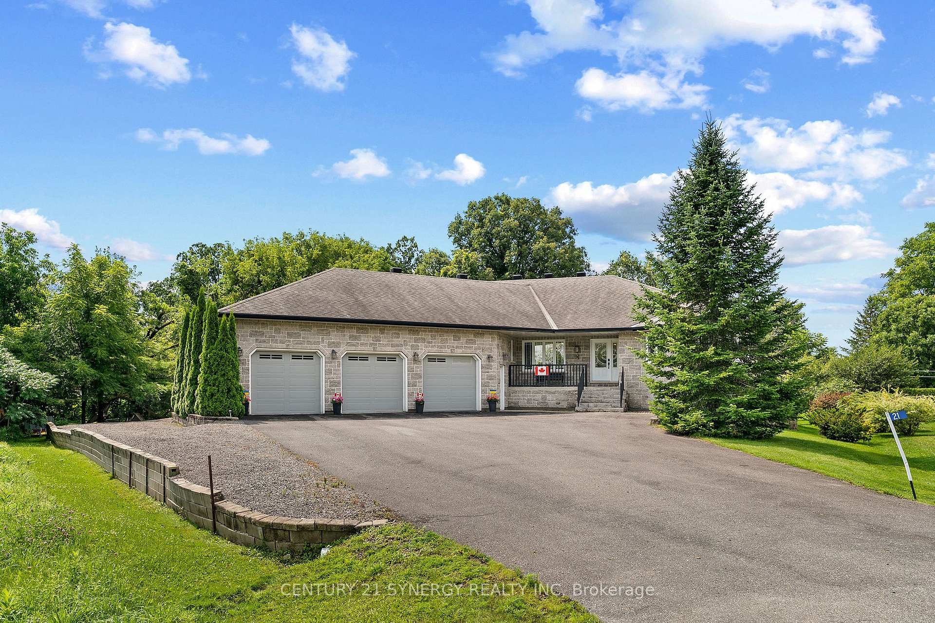 Photo 2 of 21 Holly Drive, Edwardsburgh/Cardinal, Edwardsburgh/Cardinal Twp — HOMEH