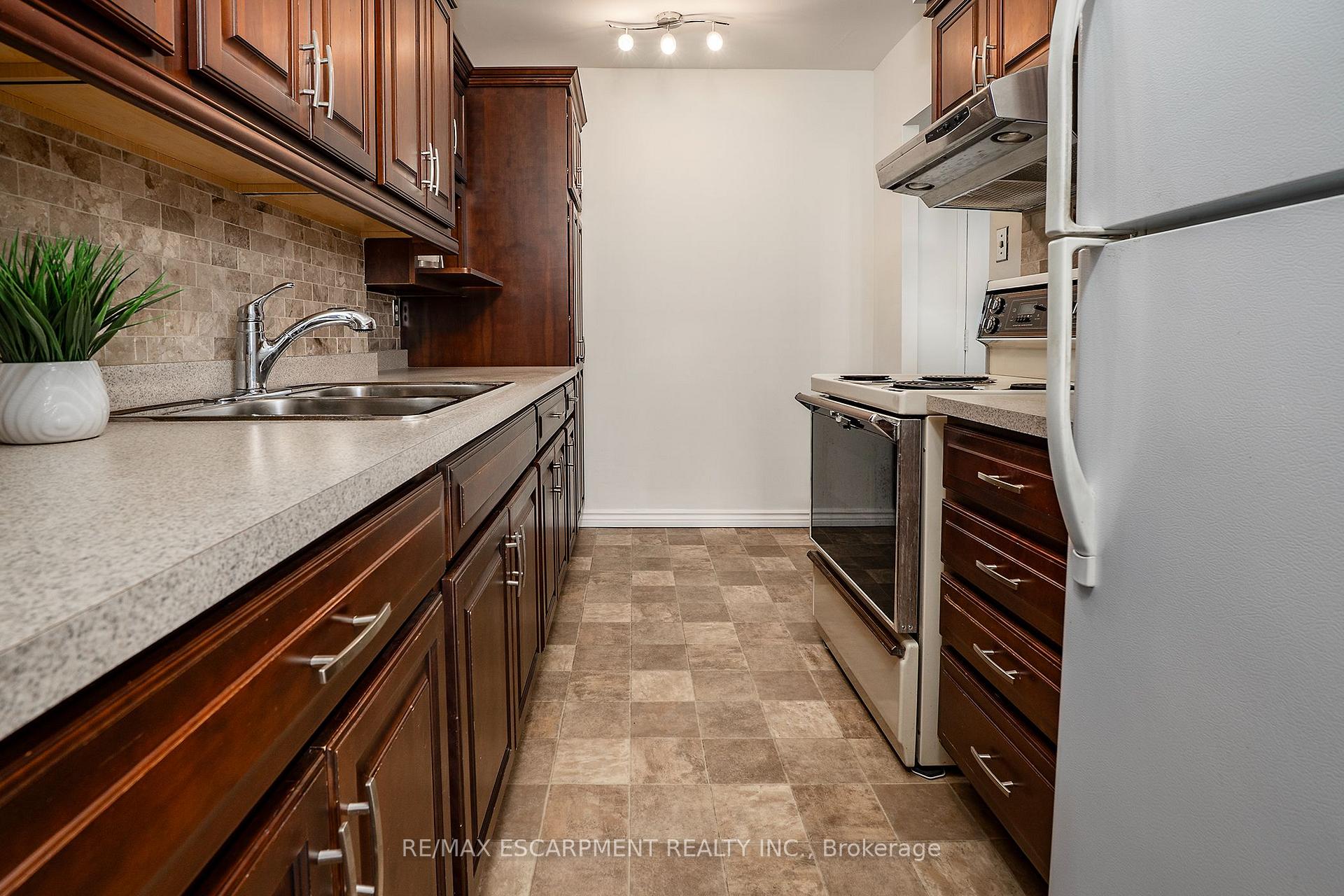 Photo 8 of Unit 1009, 1964 Main Street W, Hamilton, Ainslie Wood — HOMEH
