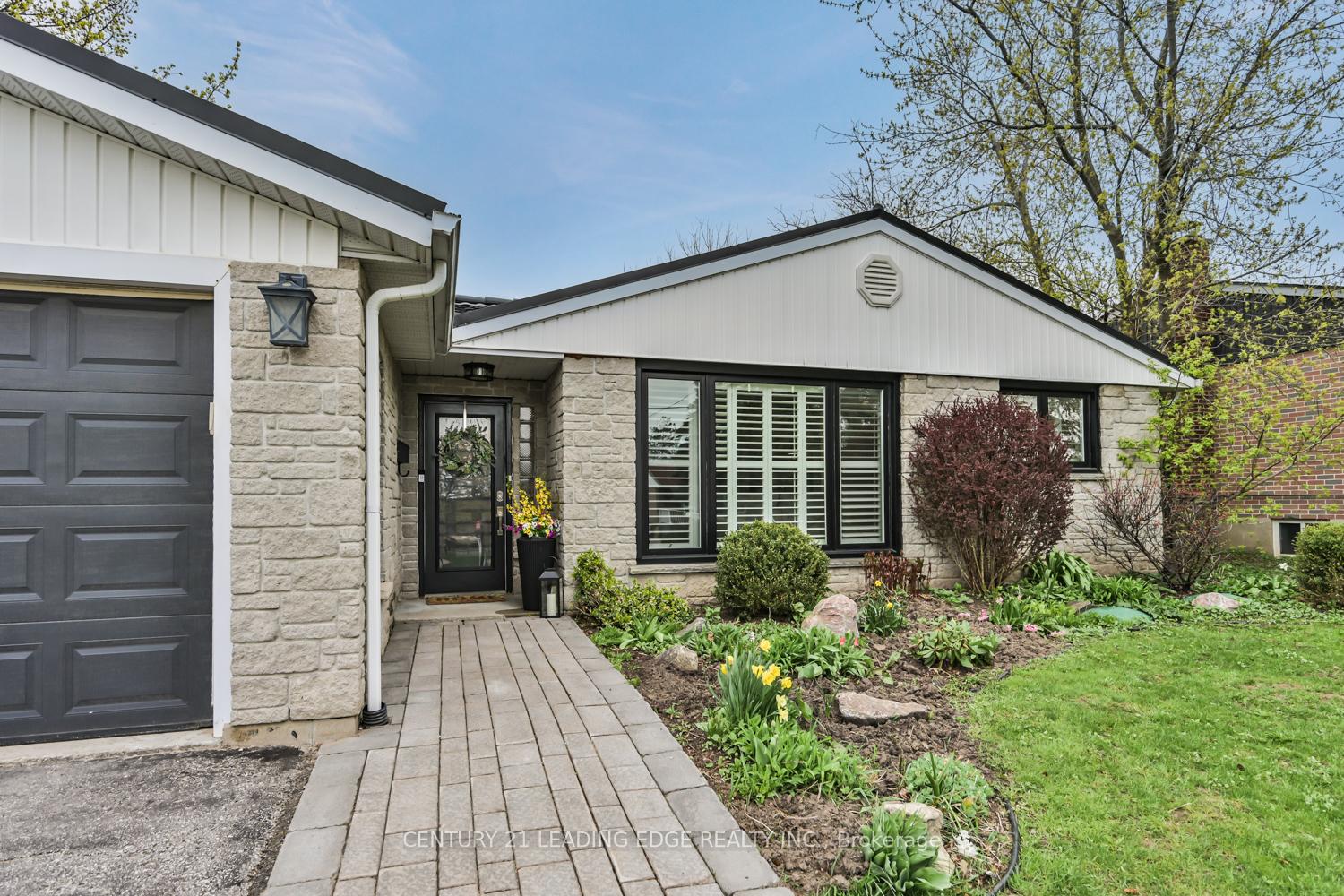 Photo 3 of 207 Yeates Avenue, Barrie, Painswick North — HOMEH