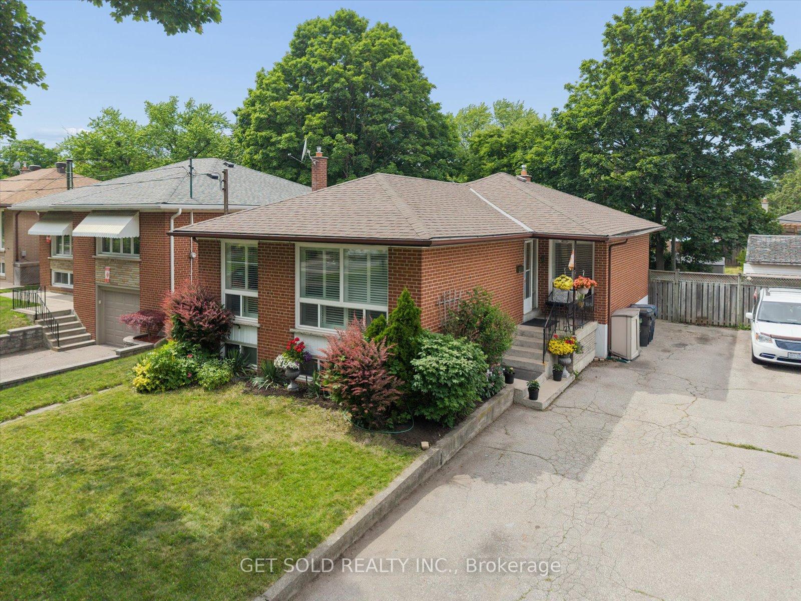 Photo 1 of 32 Checkendon Drive, Etobicoke, Rexdale-Kipling — HOMEH