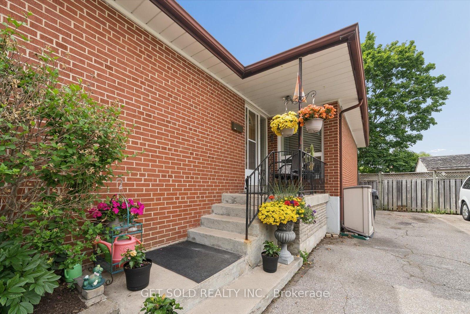 Photo 2 of 32 Checkendon Drive, Etobicoke, Rexdale-Kipling — HOMEH