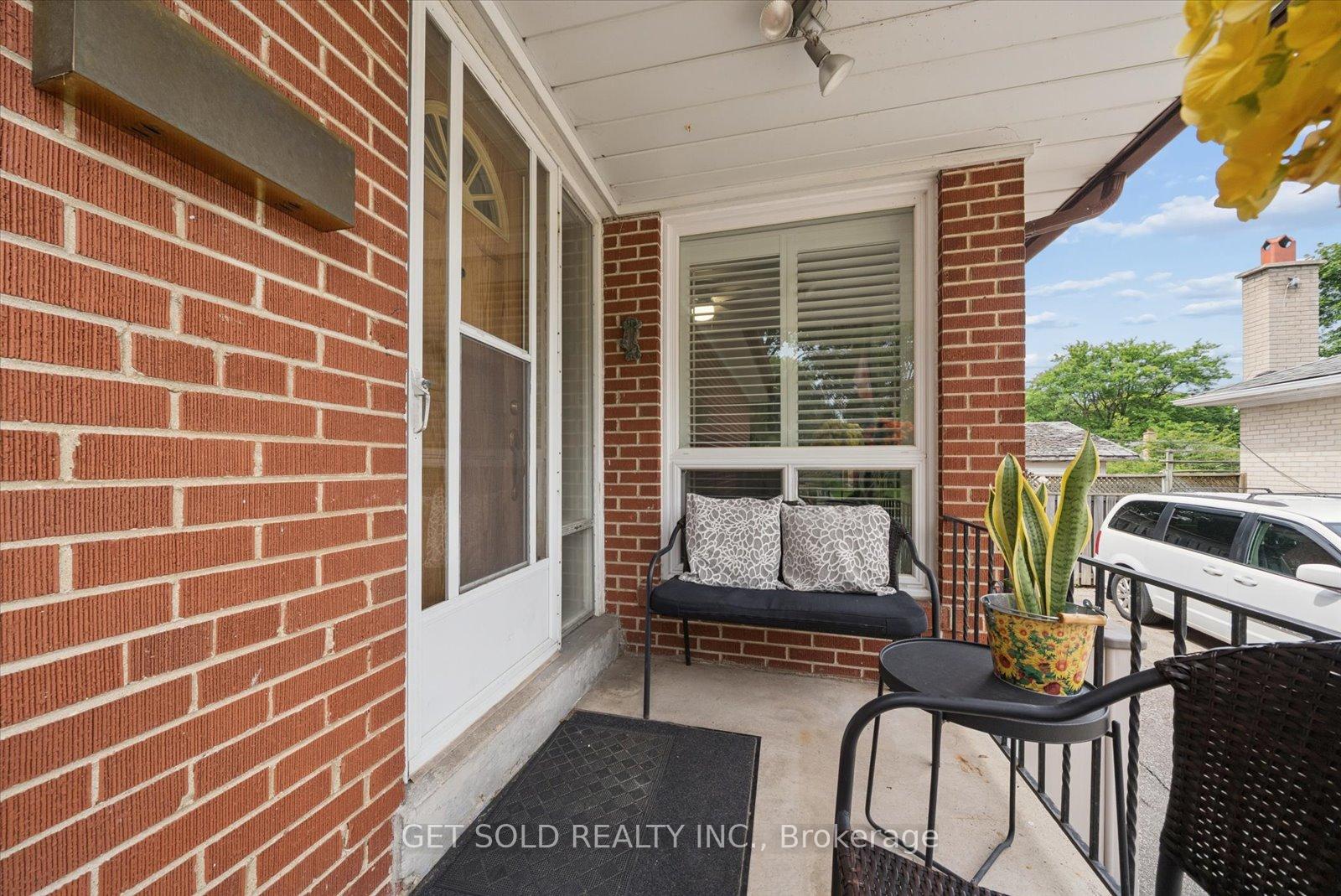 Photo 3 of 32 Checkendon Drive, Etobicoke, Rexdale-Kipling — HOMEH