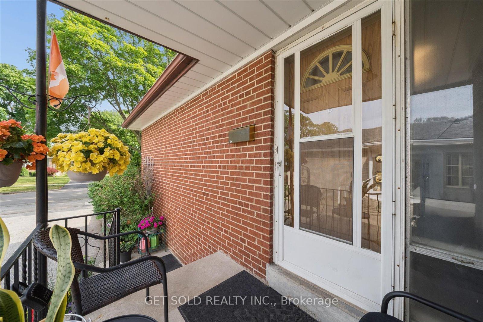 Photo 4 of 32 Checkendon Drive, Etobicoke, Rexdale-Kipling — HOMEH