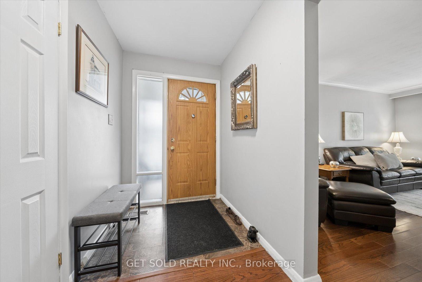 Photo 5 of 32 Checkendon Drive, Etobicoke, Rexdale-Kipling — HOMEH