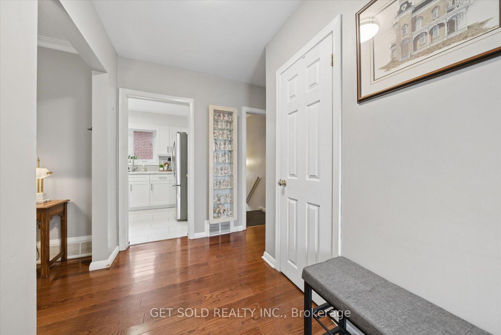 Photo 6 of 32 Checkendon Drive, Etobicoke, Rexdale-Kipling — HOMEH