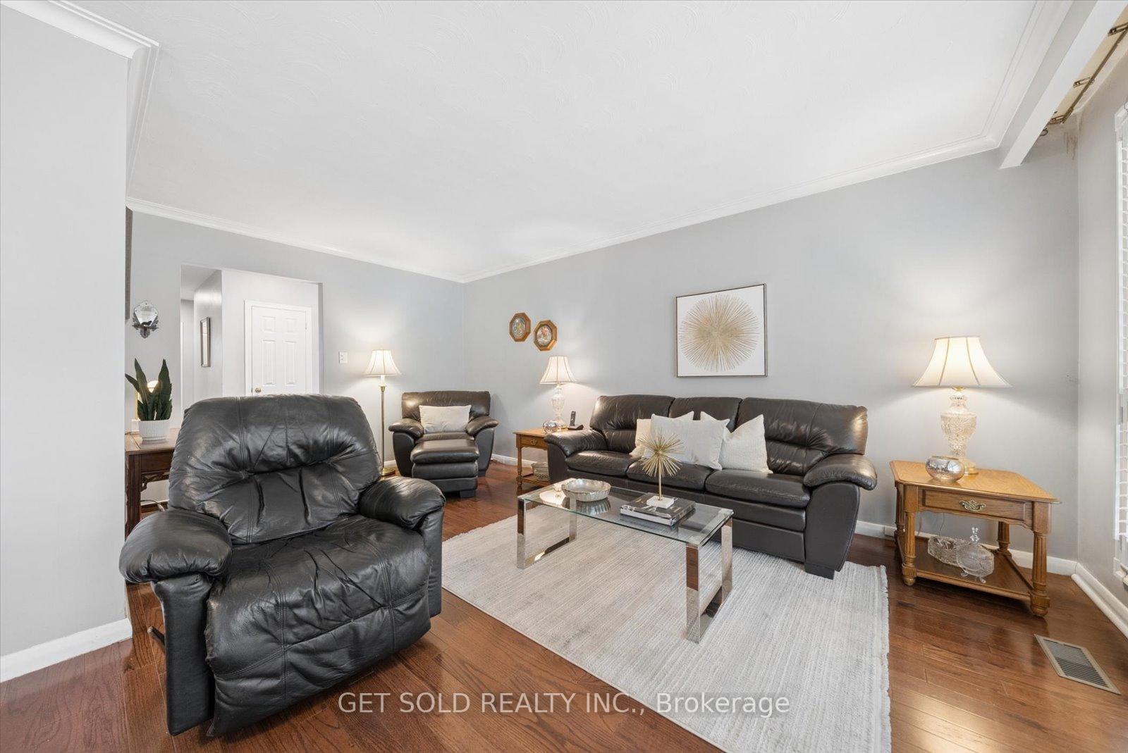 Photo 8 of 32 Checkendon Drive, Etobicoke, Rexdale-Kipling — HOMEH