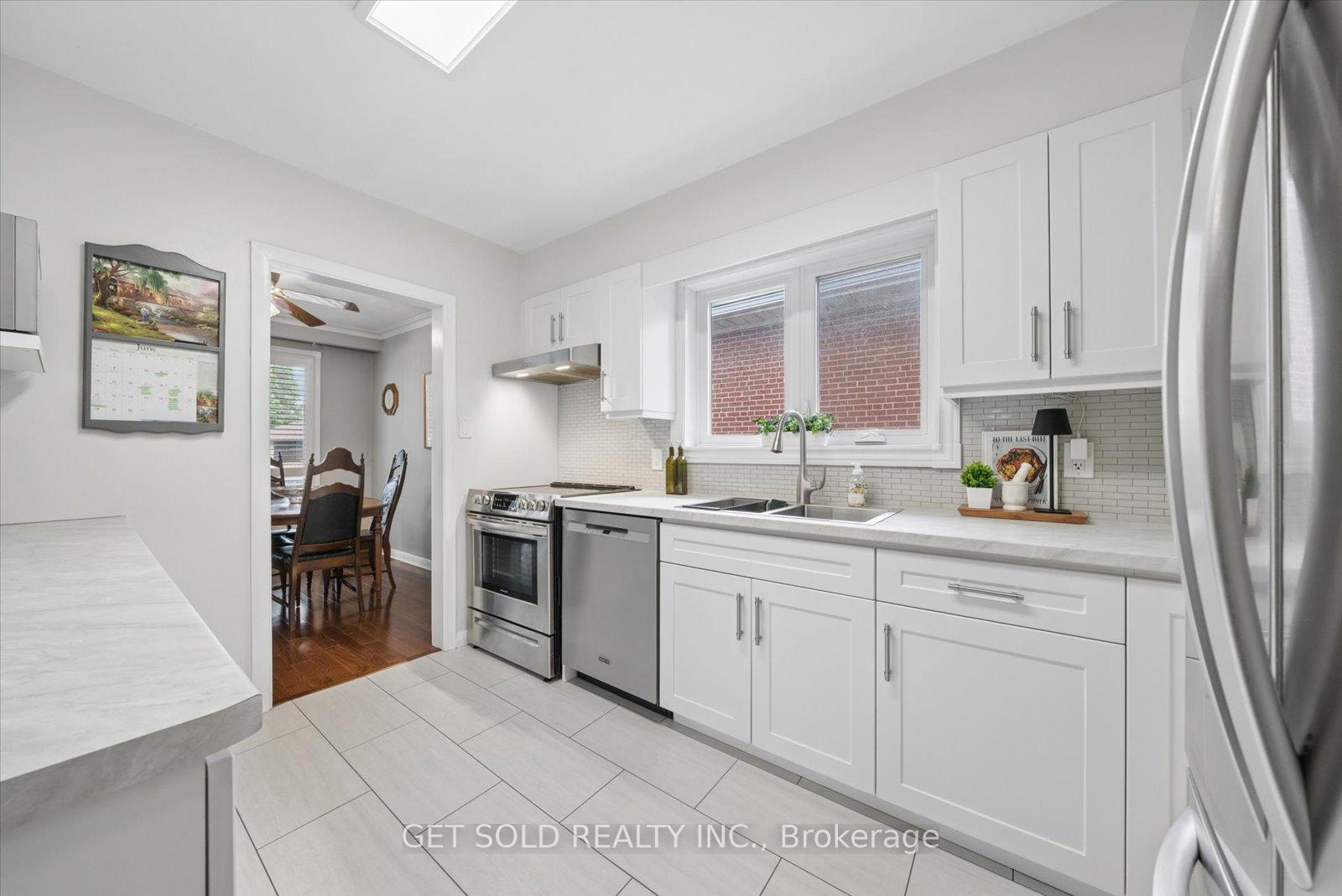 Photo 11 of 32 Checkendon Drive, Etobicoke, Rexdale-Kipling — HOMEH