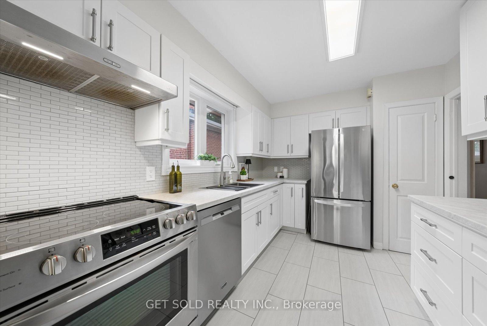 Photo 12 of 32 Checkendon Drive, Etobicoke, Rexdale-Kipling — HOMEH