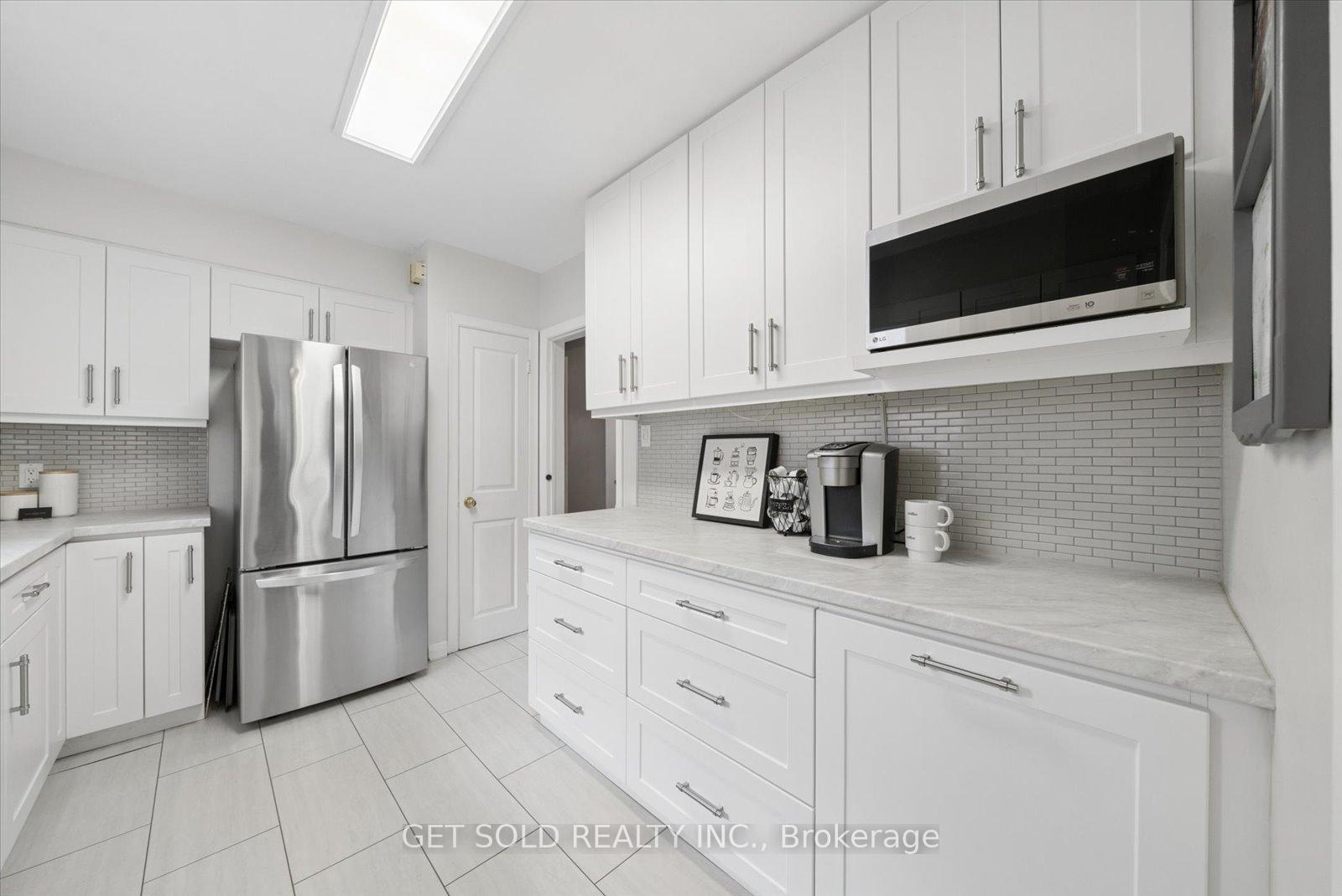 Photo 13 of 32 Checkendon Drive, Etobicoke, Rexdale-Kipling — HOMEH