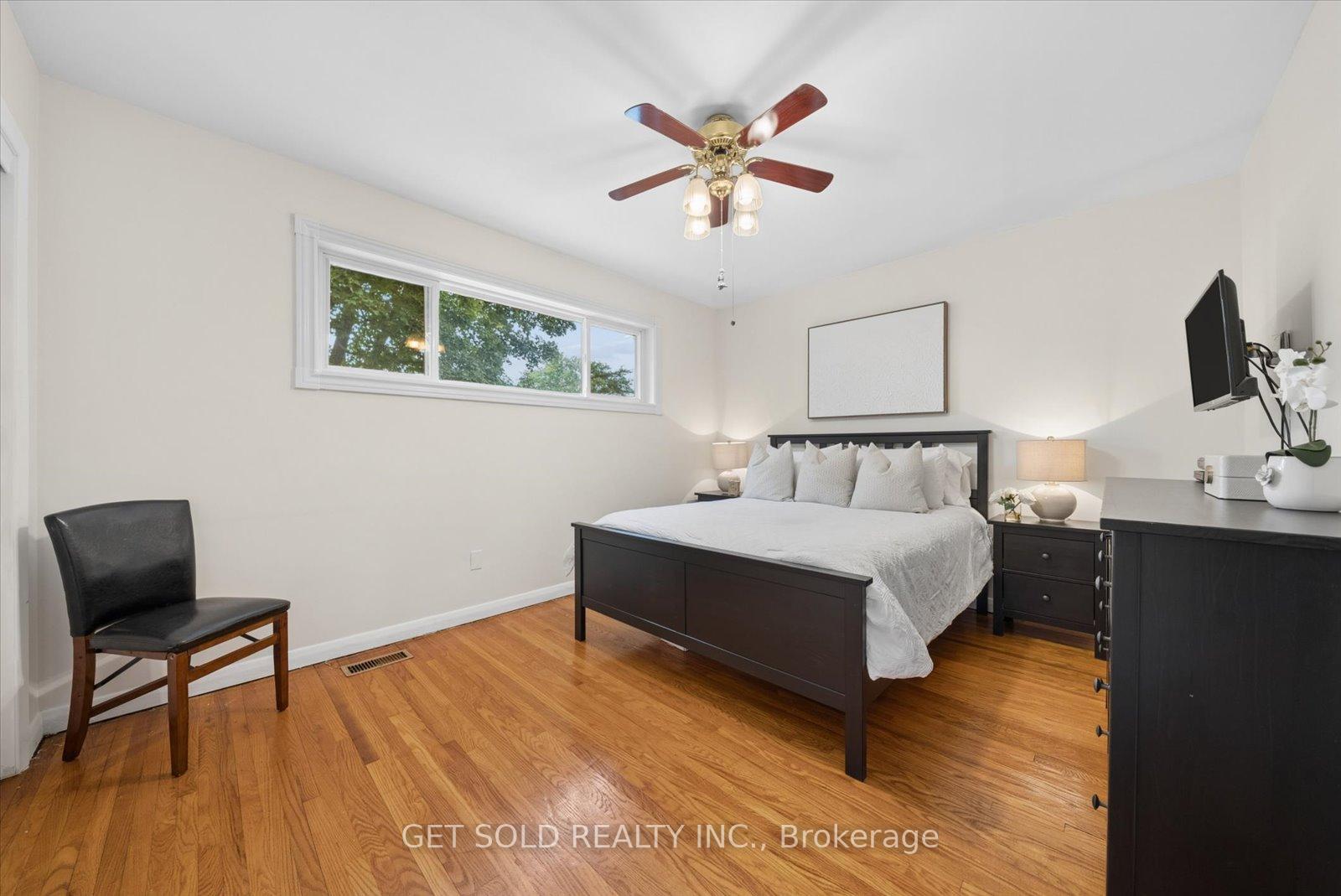 Photo 15 of 32 Checkendon Drive, Etobicoke, Rexdale-Kipling — HOMEH