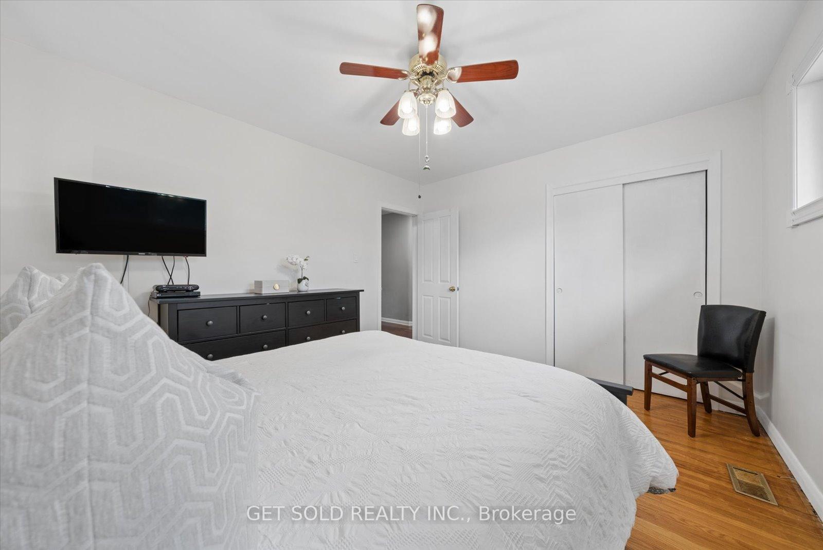 Photo 16 of 32 Checkendon Drive, Etobicoke, Rexdale-Kipling — HOMEH