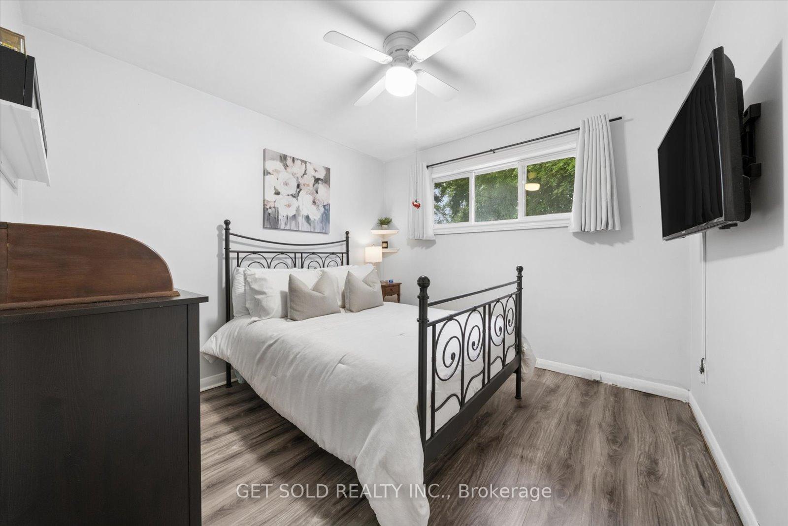 Photo 17 of 32 Checkendon Drive, Etobicoke, Rexdale-Kipling — HOMEH