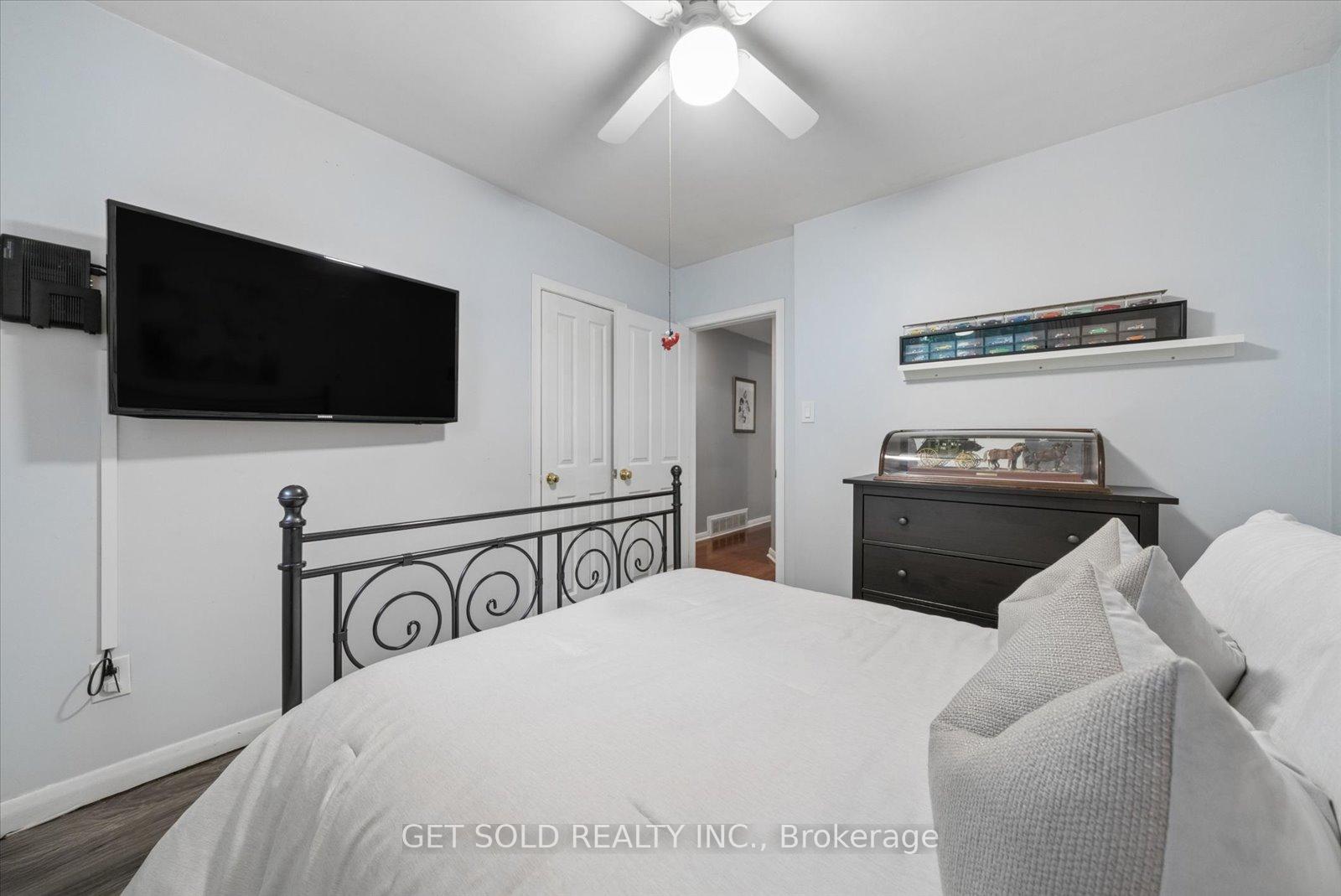 Photo 18 of 32 Checkendon Drive, Etobicoke, Rexdale-Kipling — HOMEH