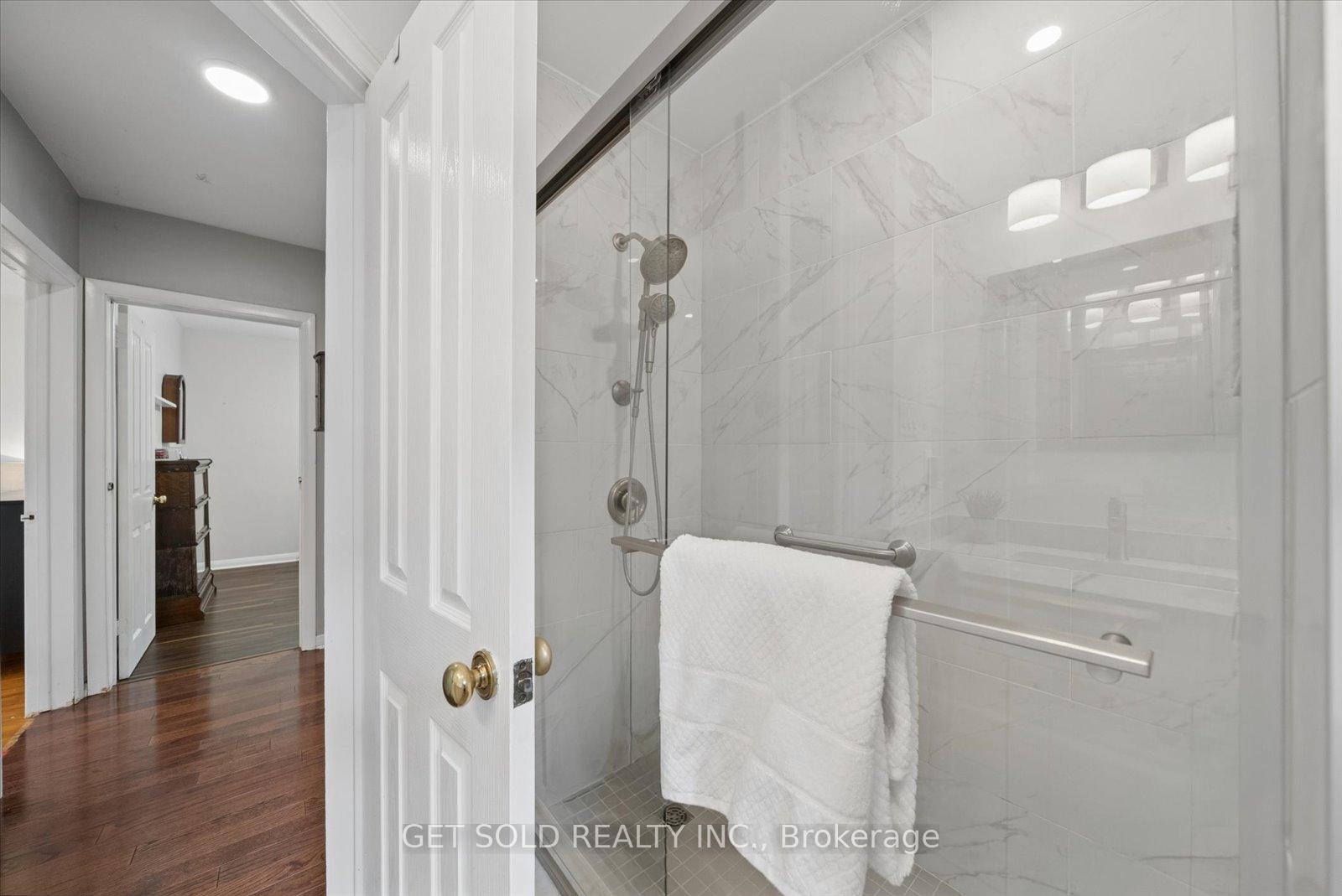 Photo 21 of 32 Checkendon Drive, Etobicoke, Rexdale-Kipling — HOMEH