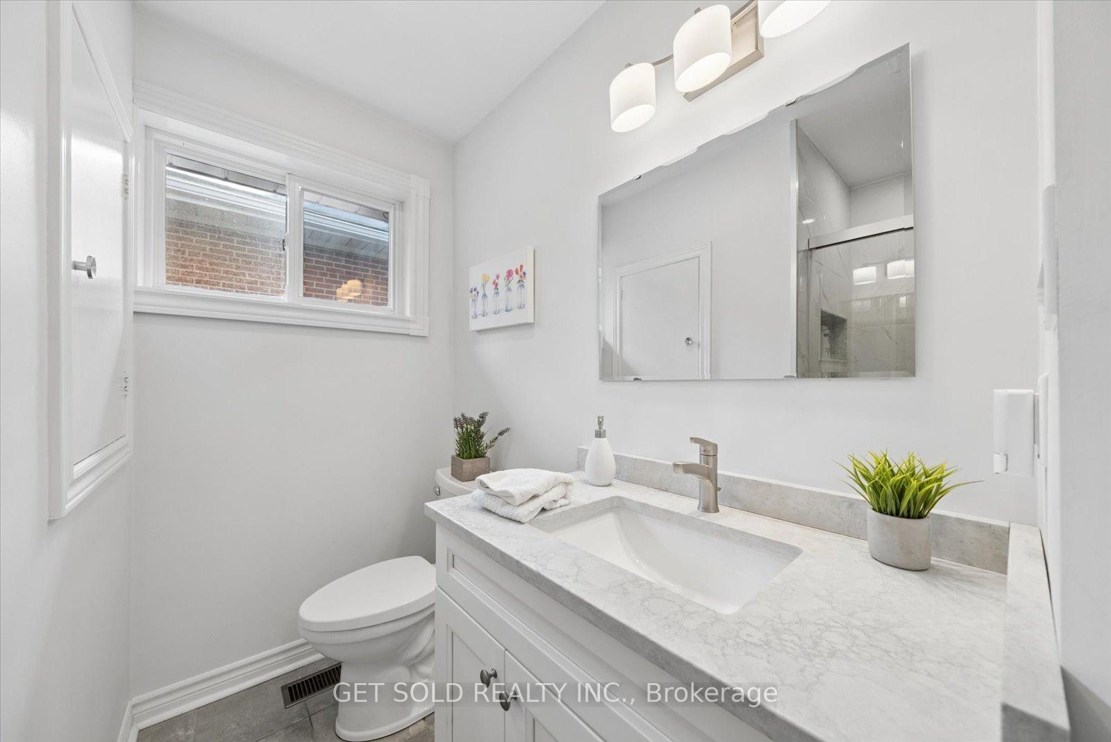 Photo 22 of 32 Checkendon Drive, Etobicoke, Rexdale-Kipling — HOMEH