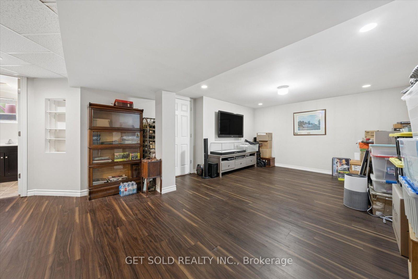 Photo 25 of 32 Checkendon Drive, Etobicoke, Rexdale-Kipling — HOMEH
