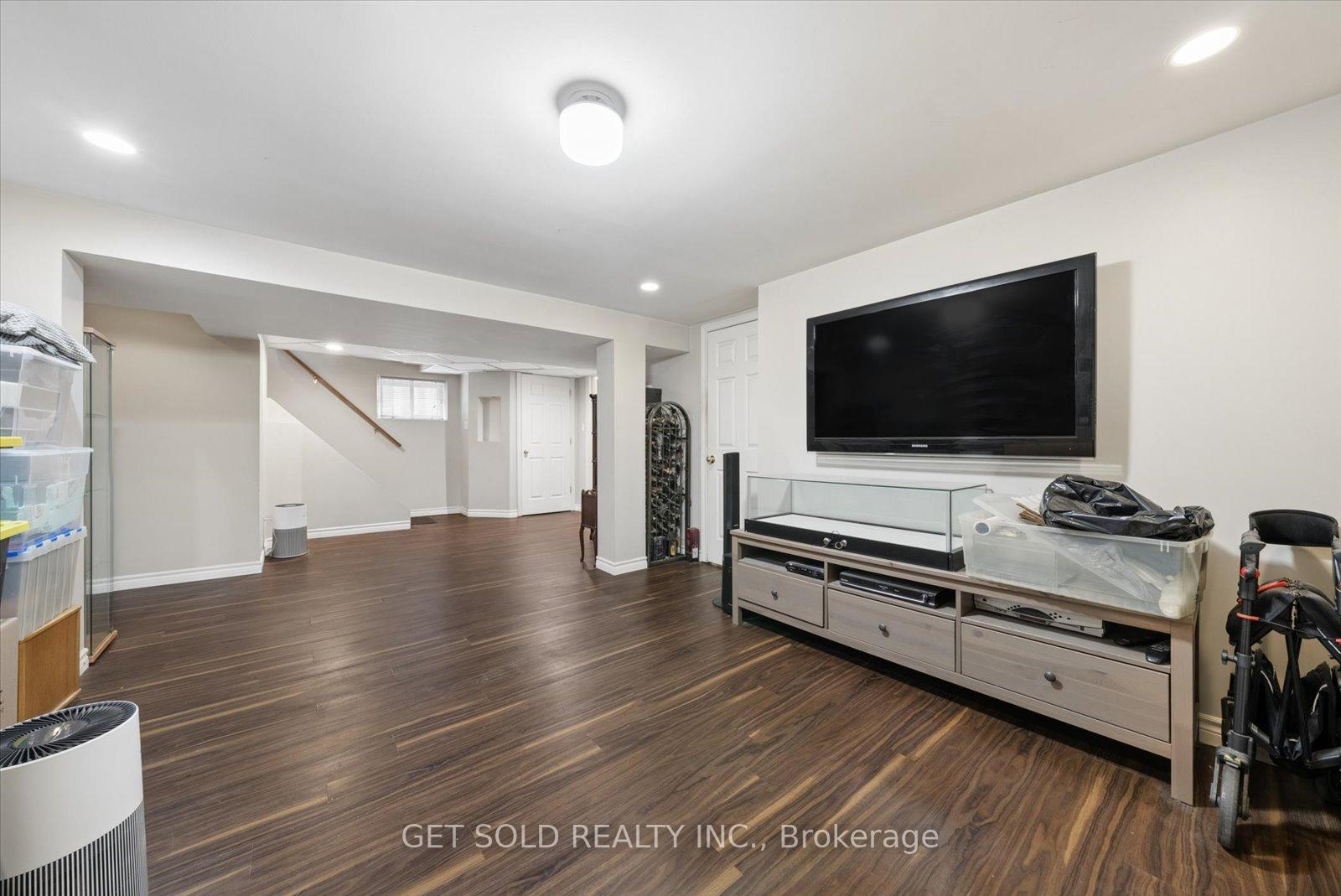 Photo 27 of 32 Checkendon Drive, Etobicoke, Rexdale-Kipling — HOMEH