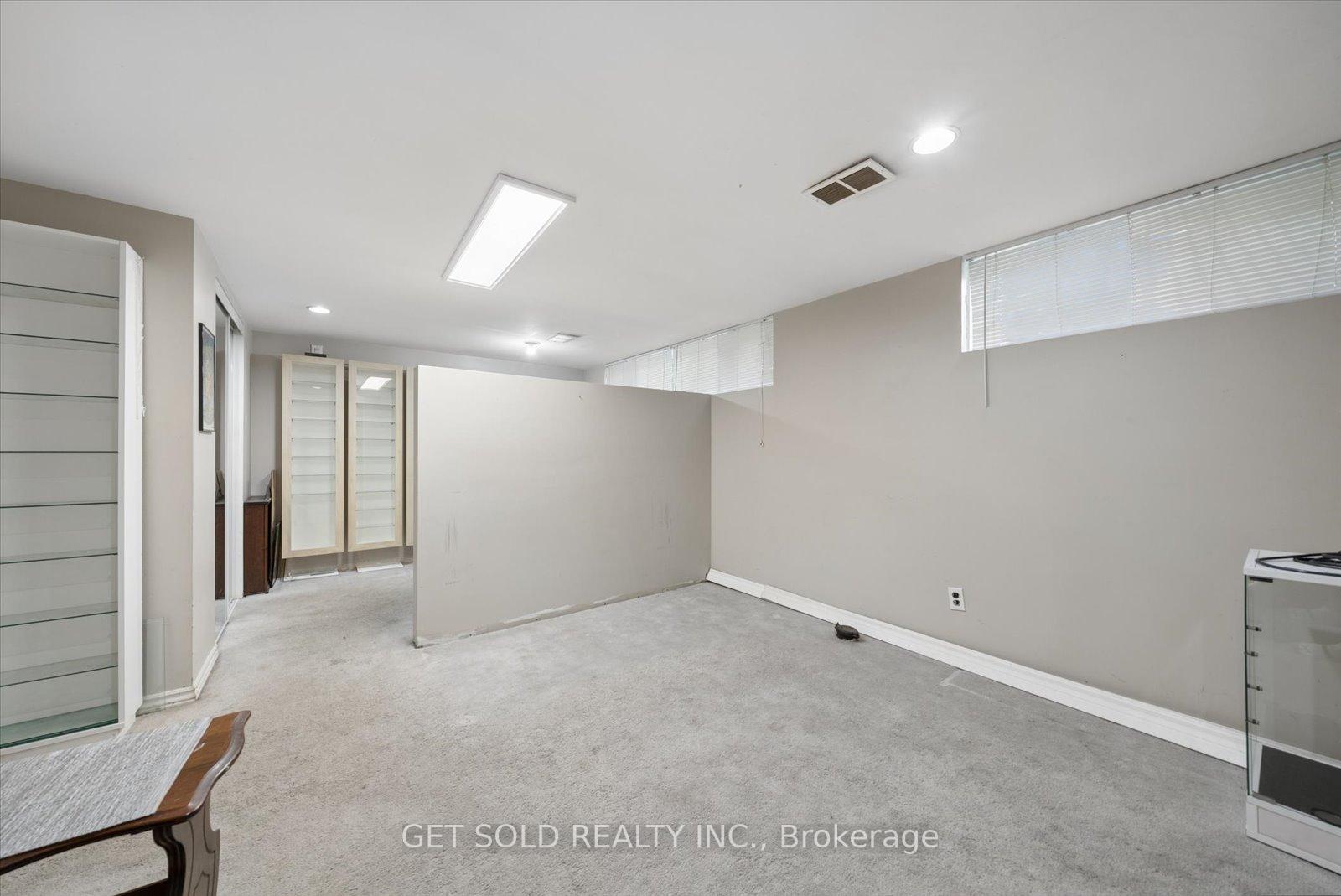 Photo 28 of 32 Checkendon Drive, Etobicoke, Rexdale-Kipling — HOMEH