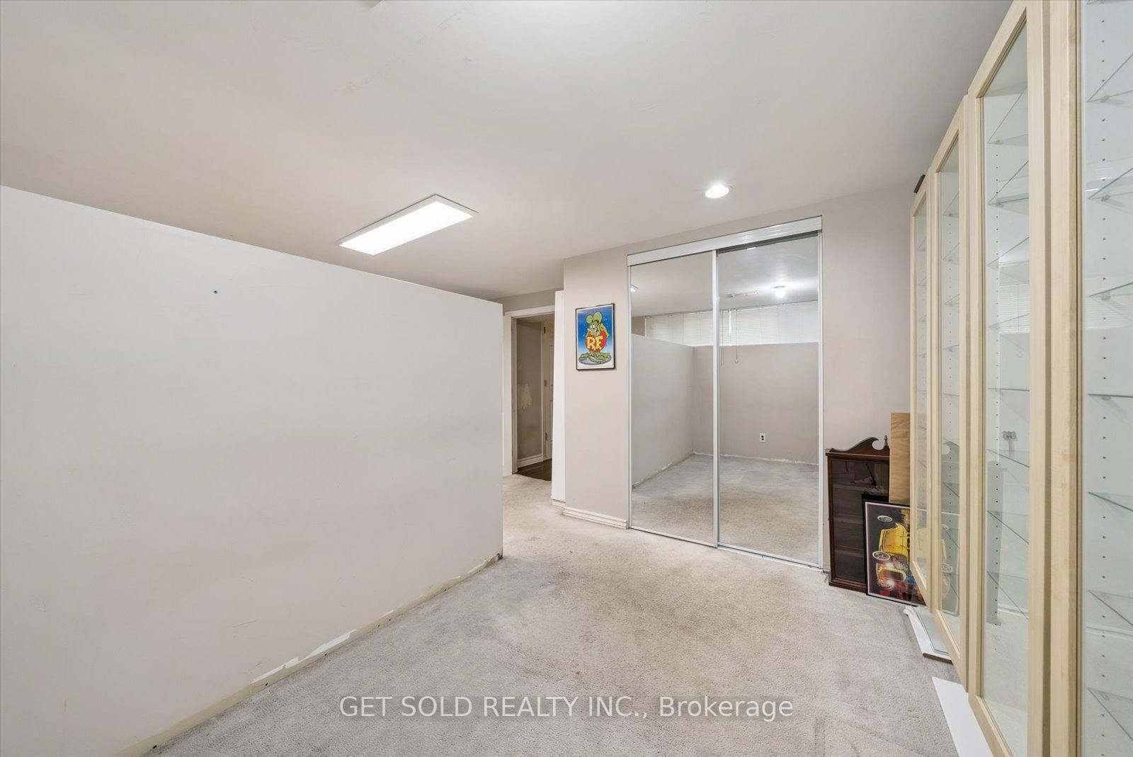 Photo 29 of 32 Checkendon Drive, Etobicoke, Rexdale-Kipling — HOMEH