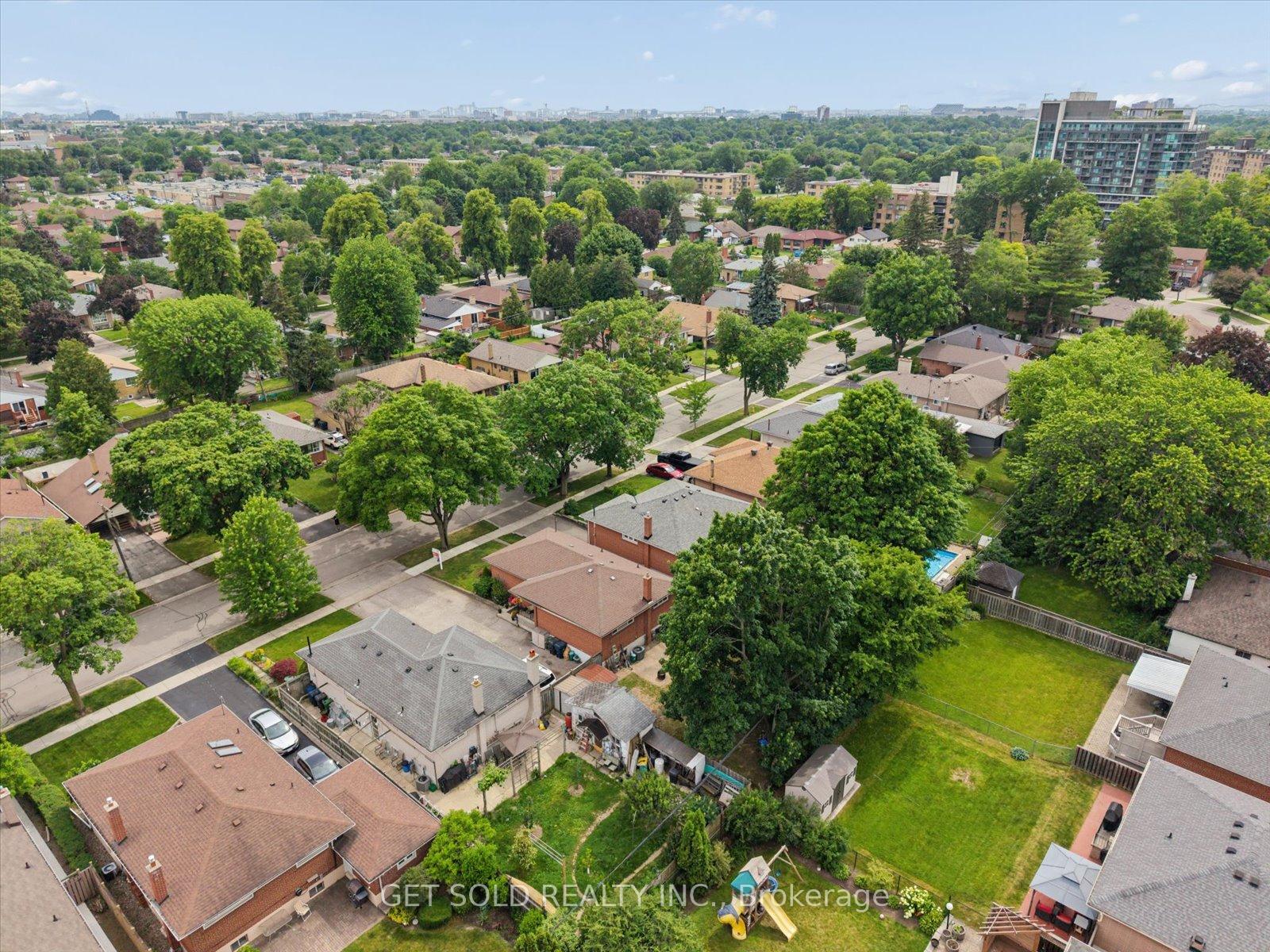 Photo 45 of 32 Checkendon Drive, Etobicoke, Rexdale-Kipling — HOMEH
