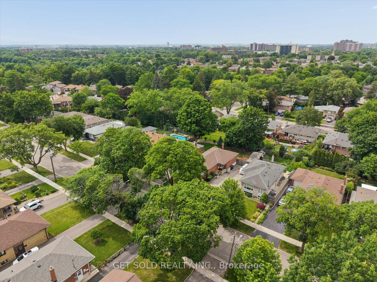 Photo 46 of 32 Checkendon Drive, Etobicoke, Rexdale-Kipling — HOMEH