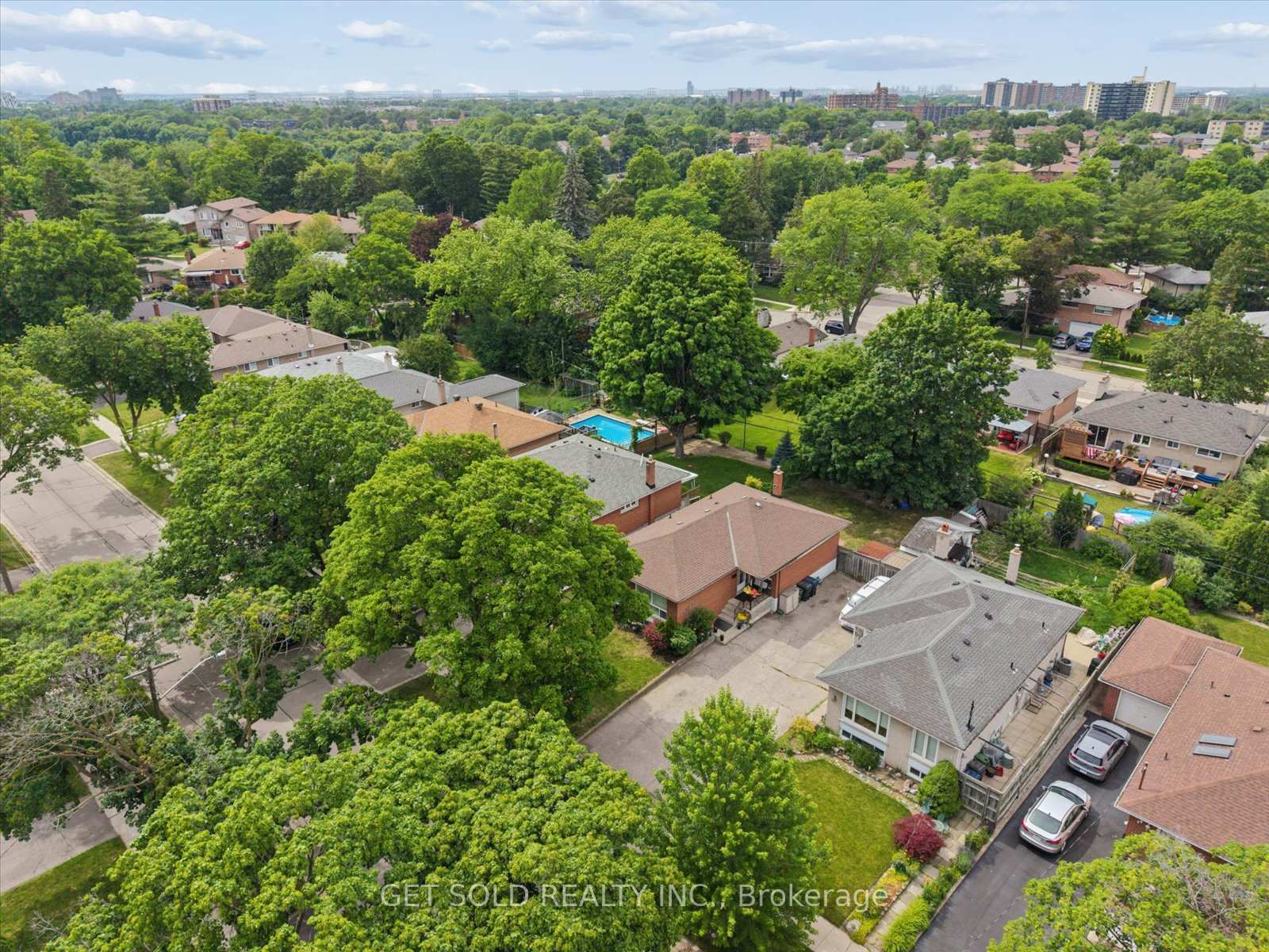 Photo 47 of 32 Checkendon Drive, Etobicoke, Rexdale-Kipling — HOMEH