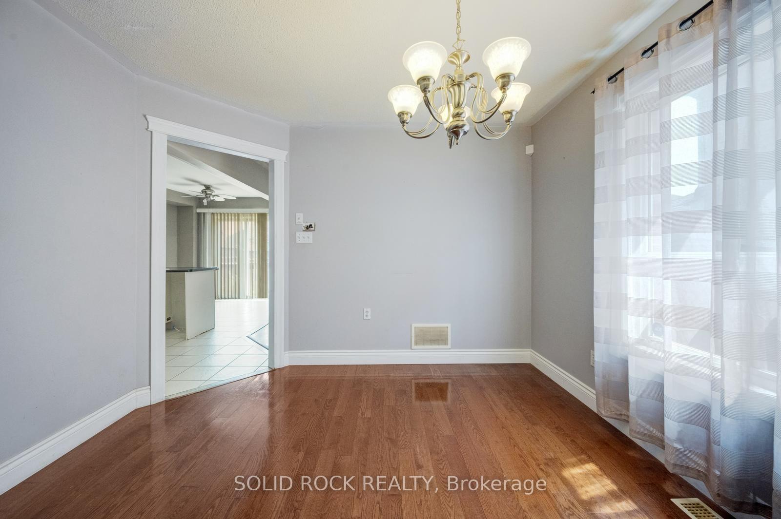 Photo 8 of 41 Trumpet Valley Boulevard, Brampton, Fletcher's Meadow — HOMEH
