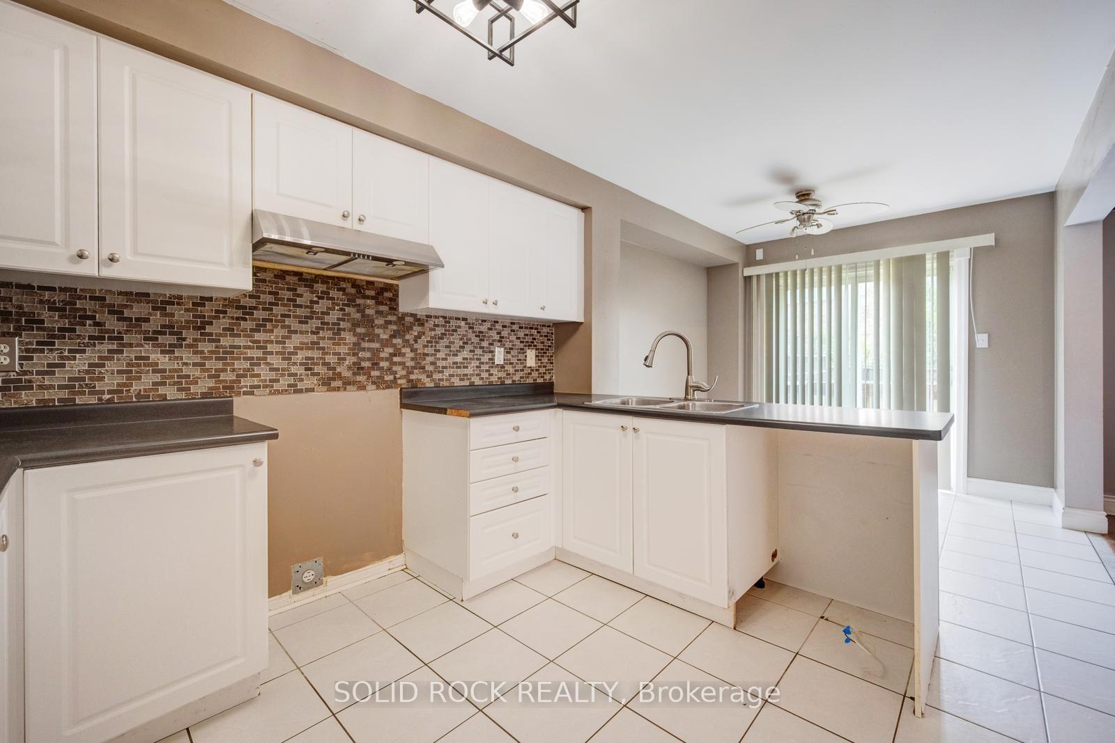 Photo 10 of 41 Trumpet Valley Boulevard, Brampton, Fletcher's Meadow — HOMEH