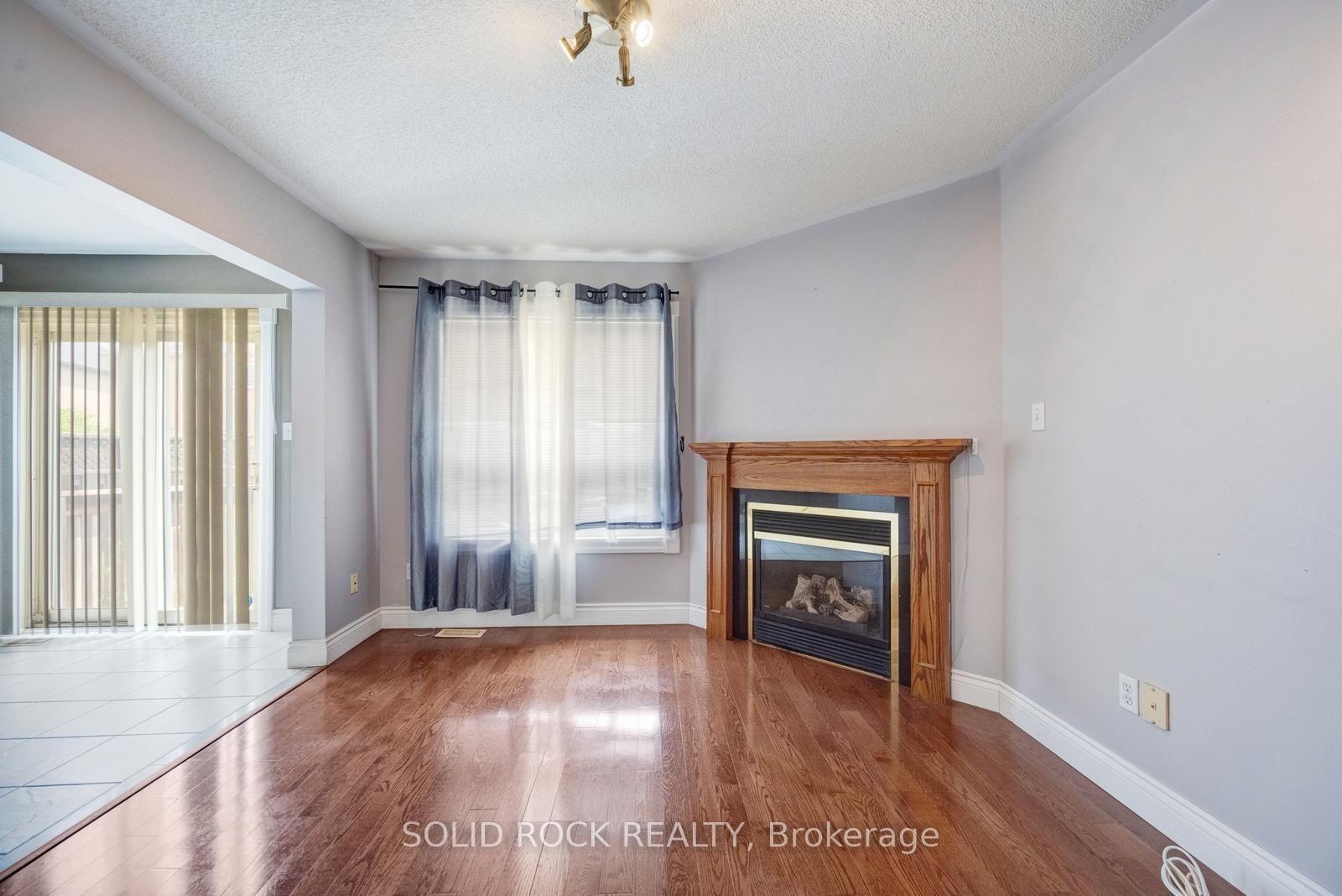 Photo 21 of 41 Trumpet Valley Boulevard, Brampton, Fletcher's Meadow — HOMEH