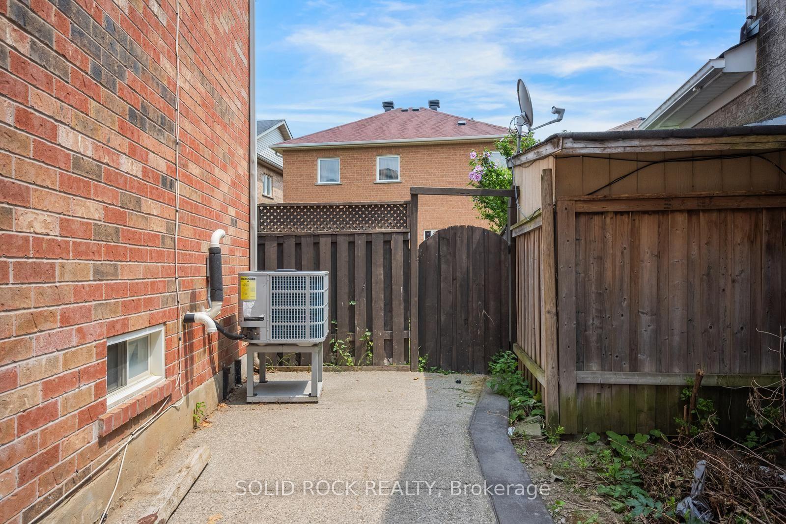 Photo 48 of 41 Trumpet Valley Boulevard, Brampton, Fletcher's Meadow — HOMEH